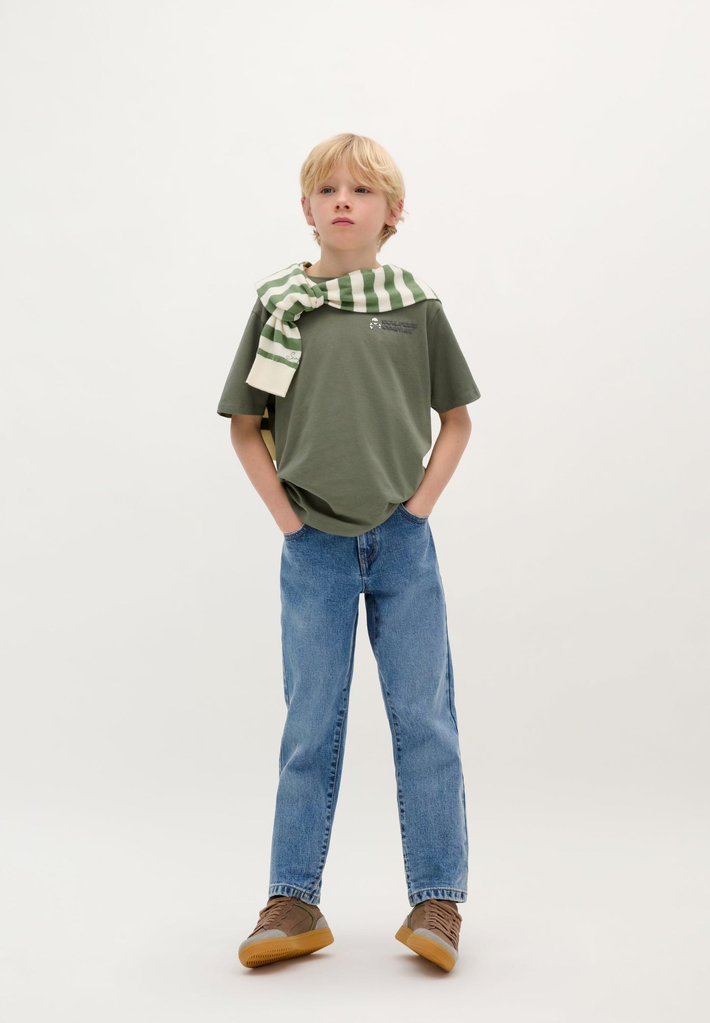 T-SHIRT COM PADRÃO EM RELEVO ATRÁS