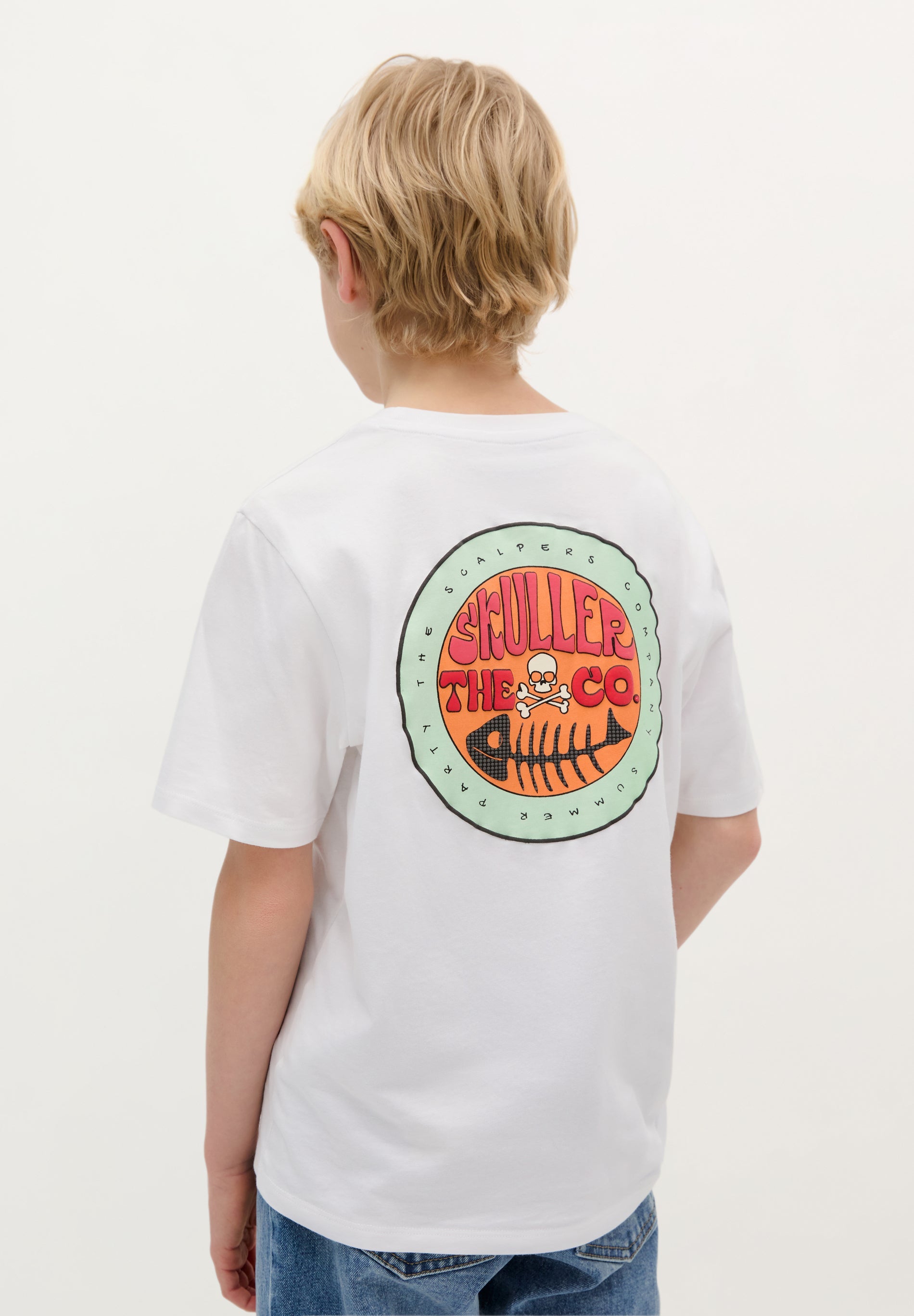T-SHIRT COM PADRÃO EM RELEVO ATRÁS