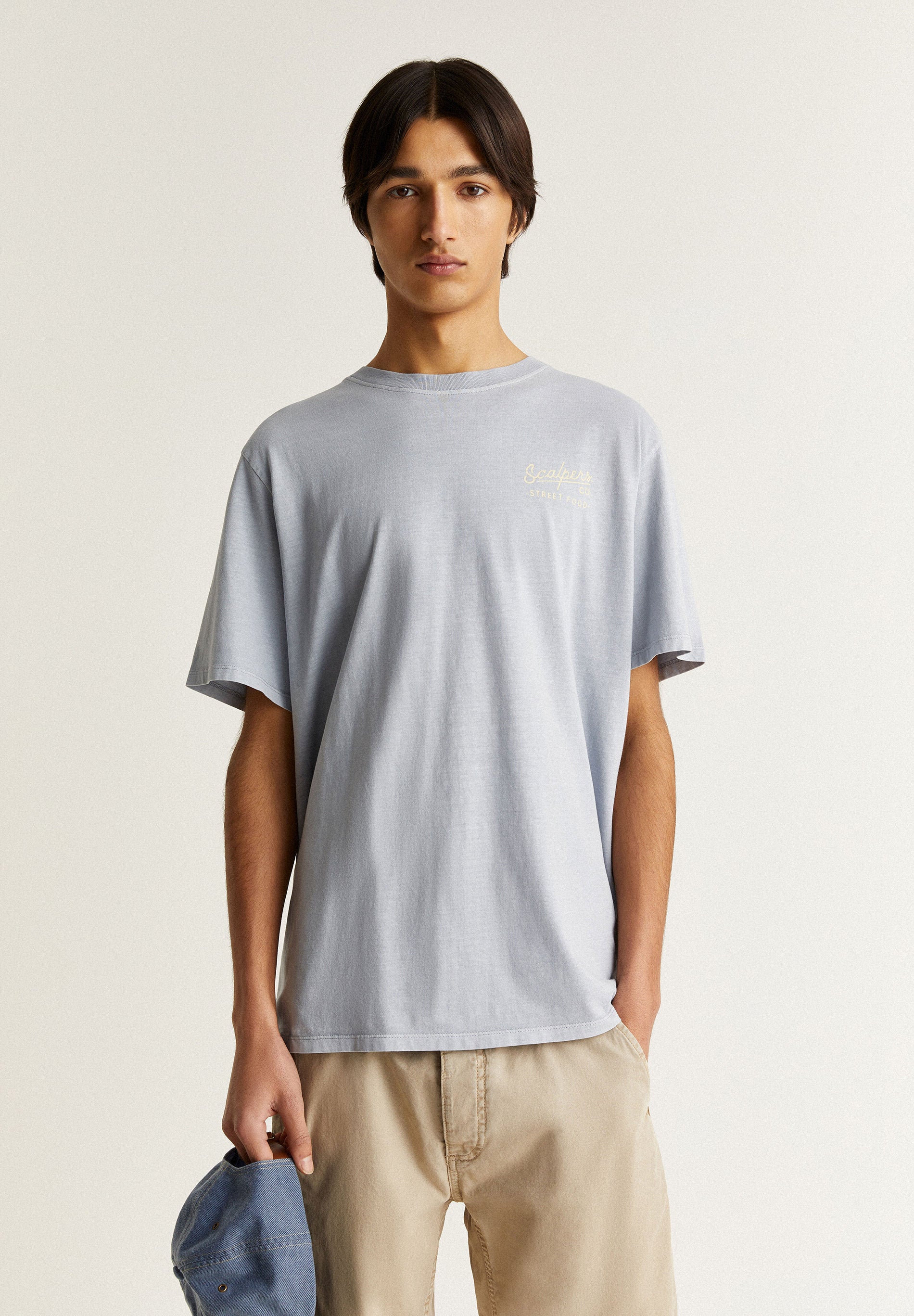 T-SHIRT COM PADRÃO A CONTRASTAR