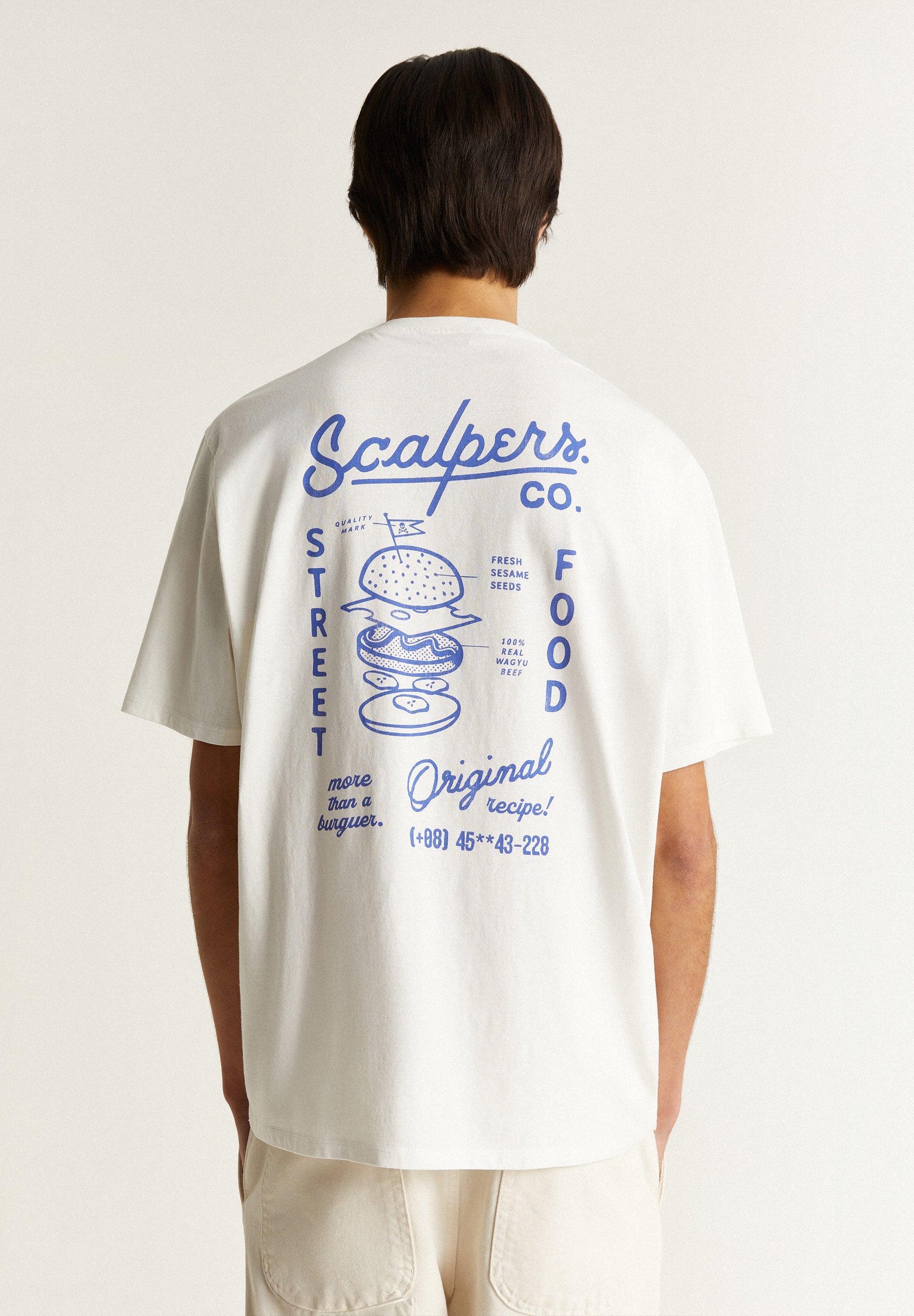 T-SHIRT COM PADRÃO A CONTRASTAR