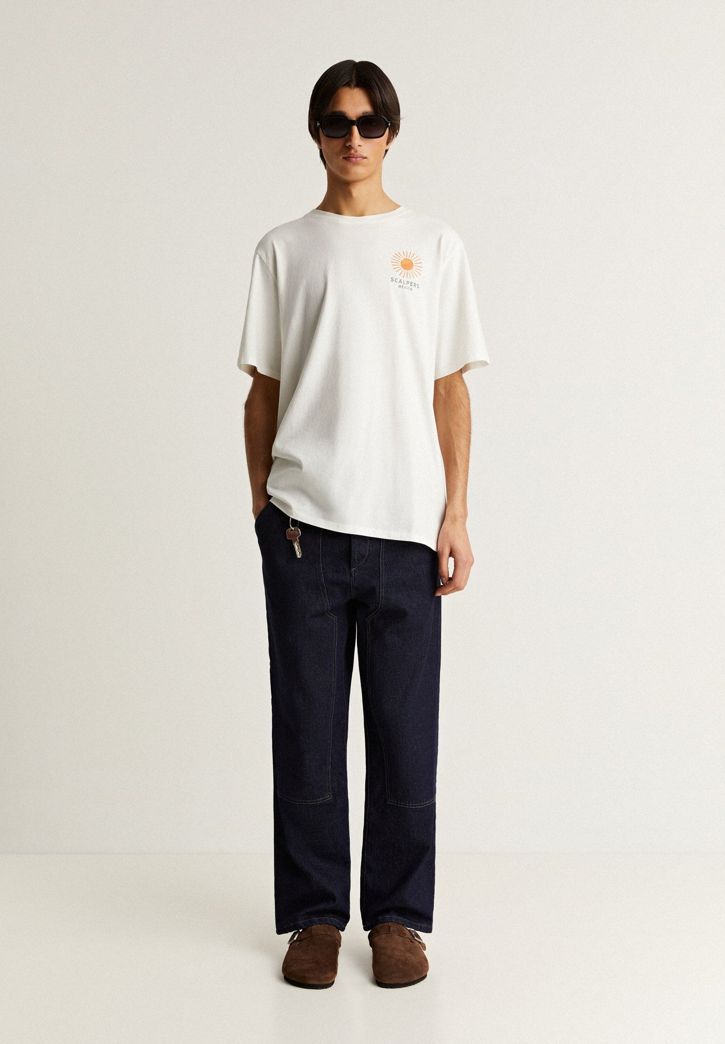 T-SHIRT COM PADRÃO ATRÁS