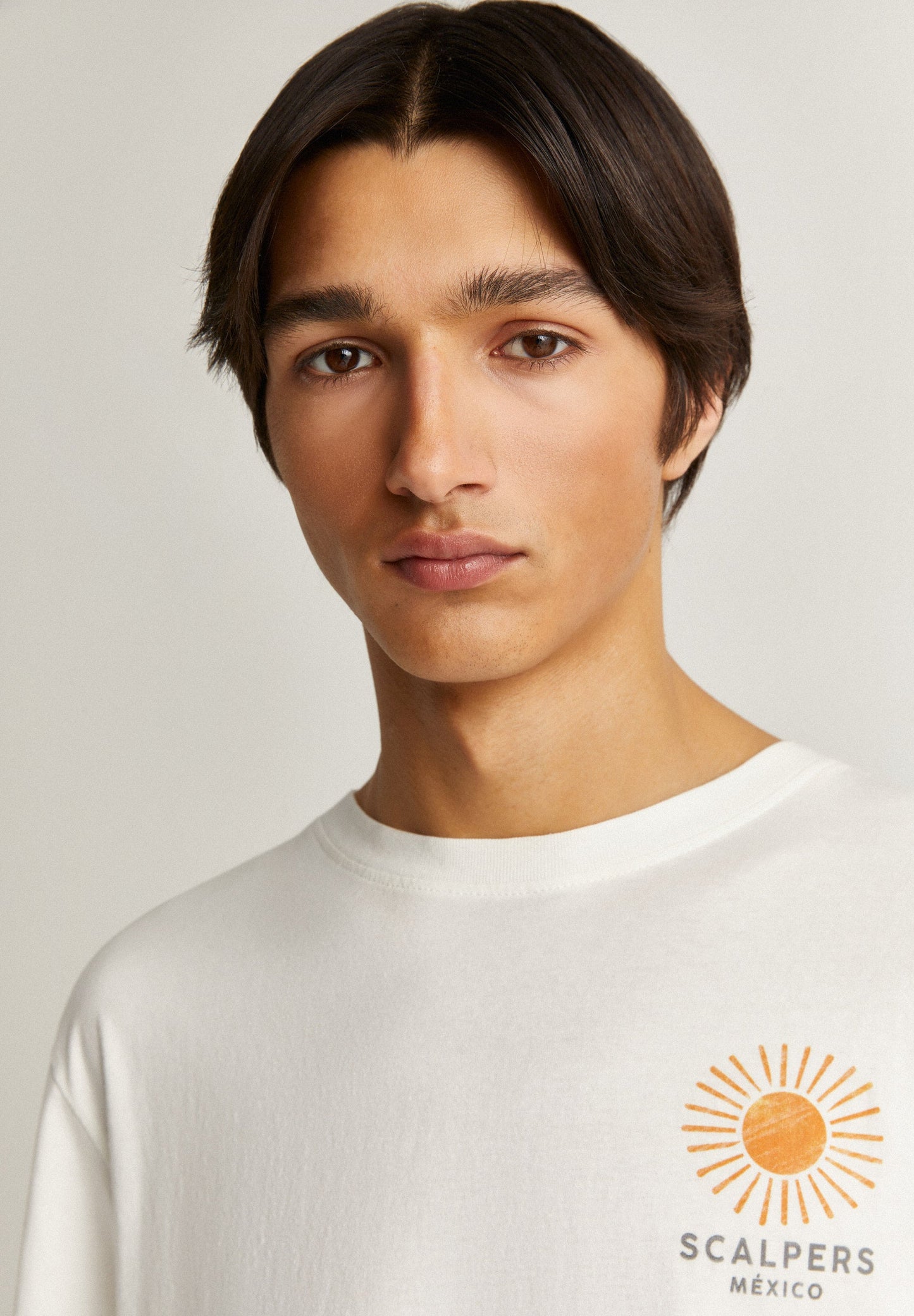 T-SHIRT COM PADRÃO ATRÁS