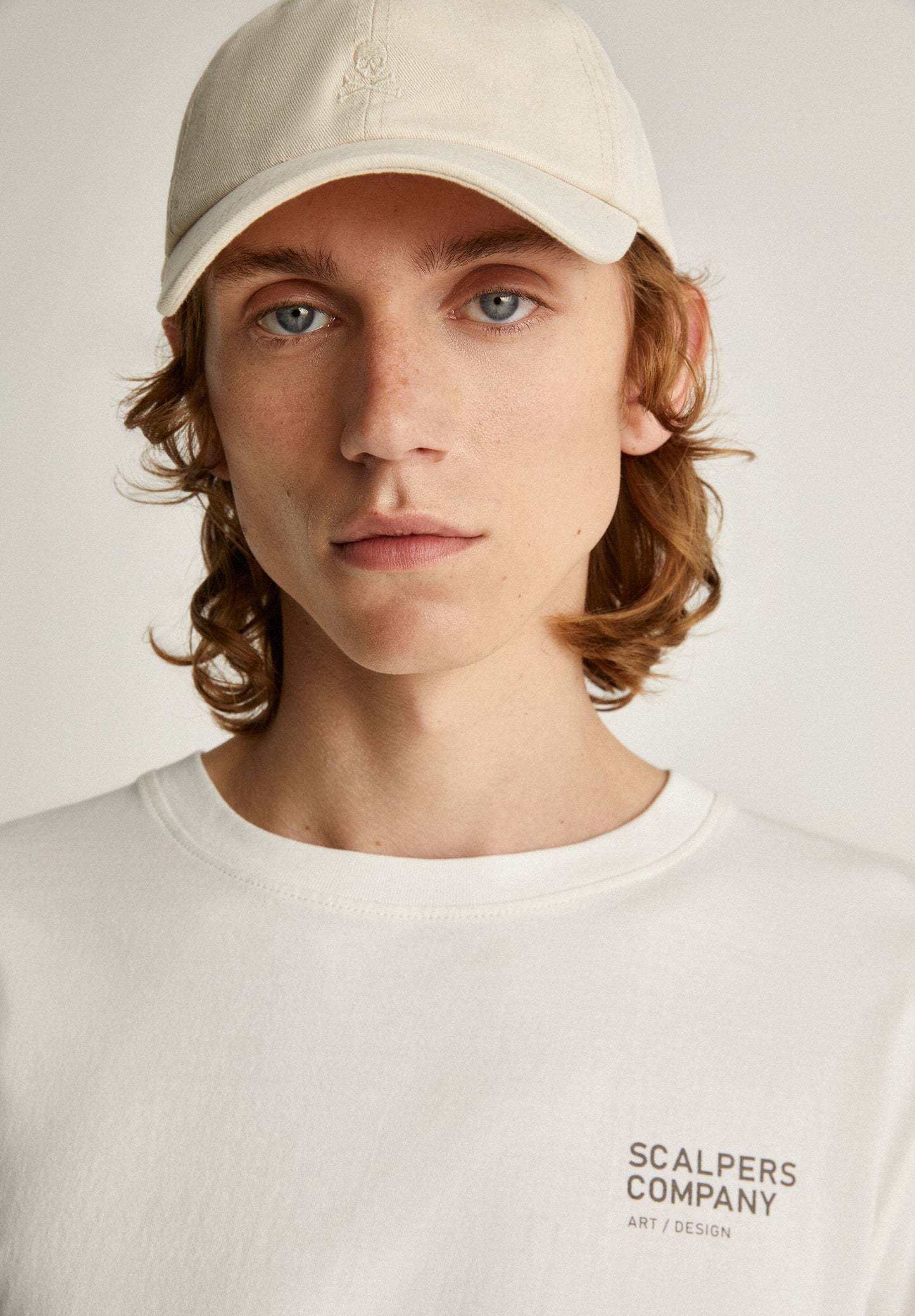 T-SHIRT COM LOGÓTIPO ATRÁS