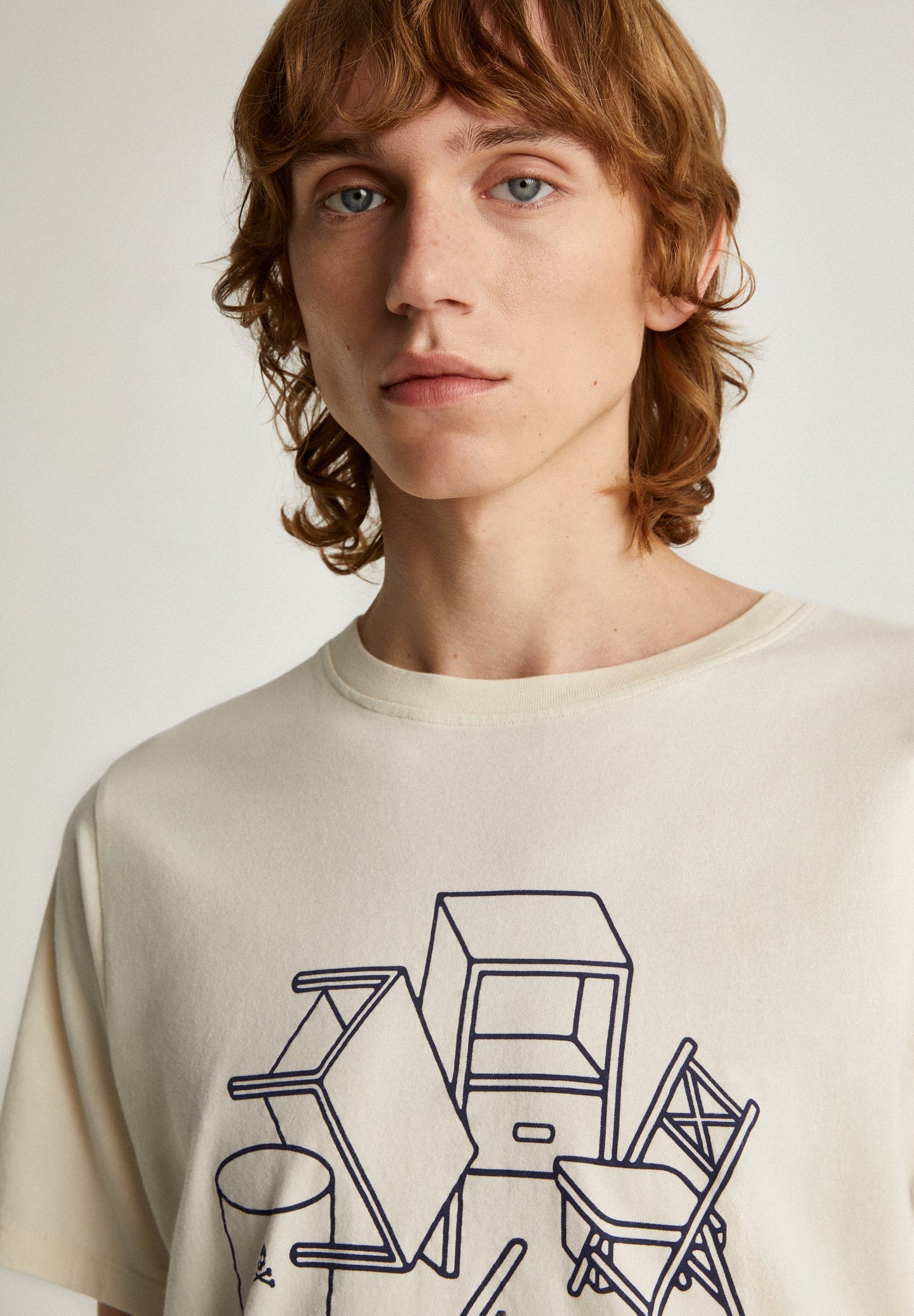 T-SHIRT COM PADRÃO À FRENTE