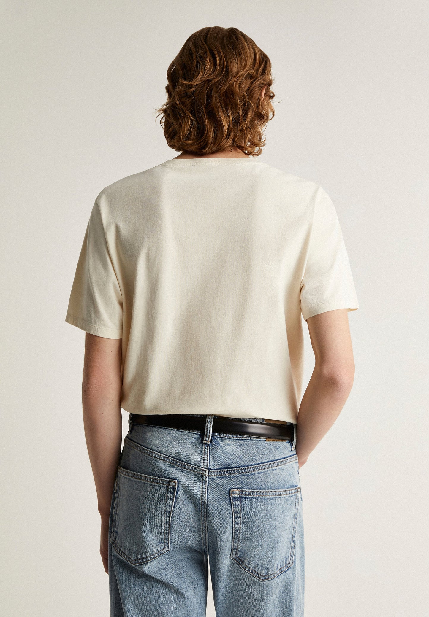 T-SHIRT COM PADRÃO À FRENTE