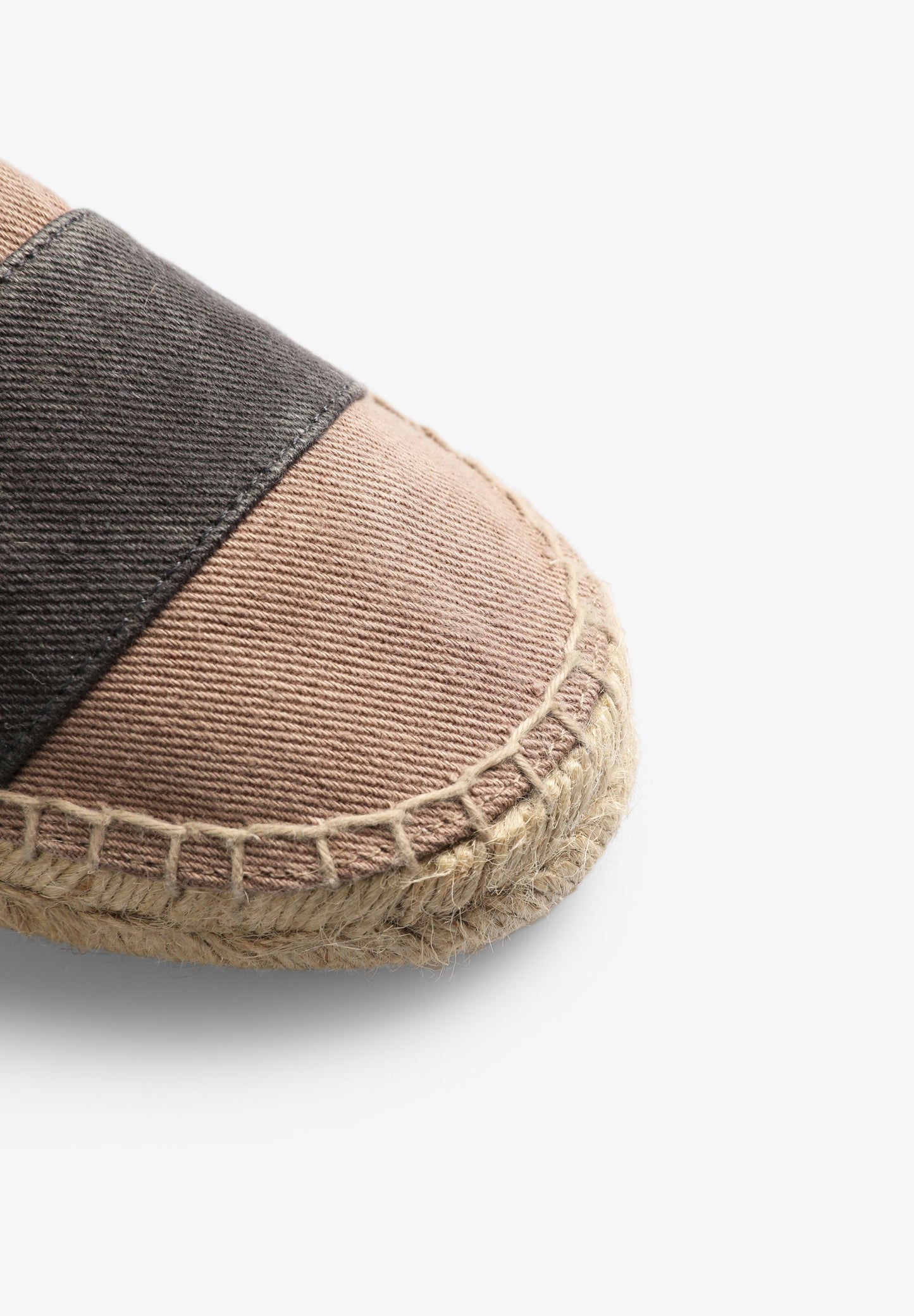 ALPERGATAS ÀS RISCAS EM CONTRASTE