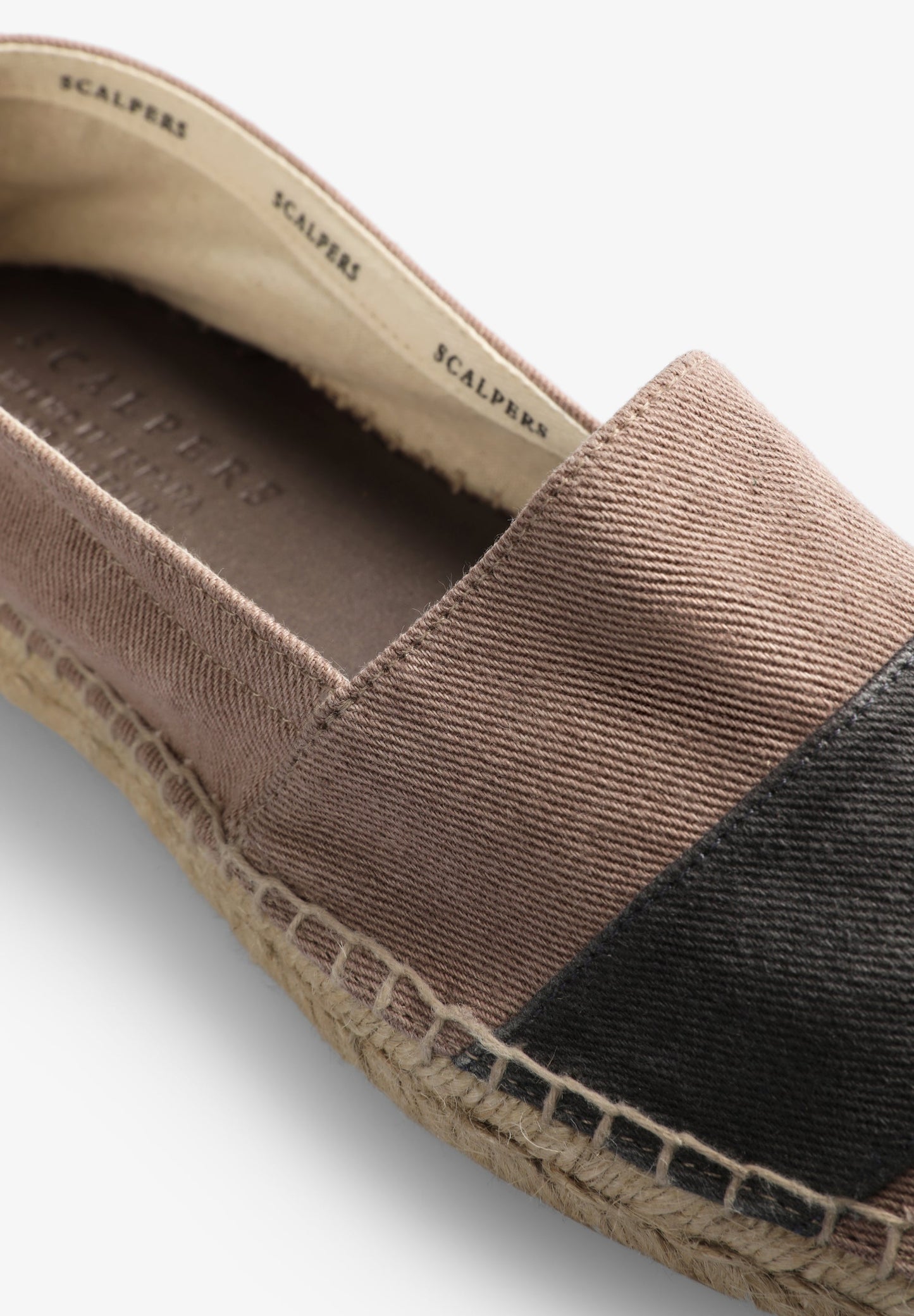 ALPERGATAS ÀS RISCAS EM CONTRASTE