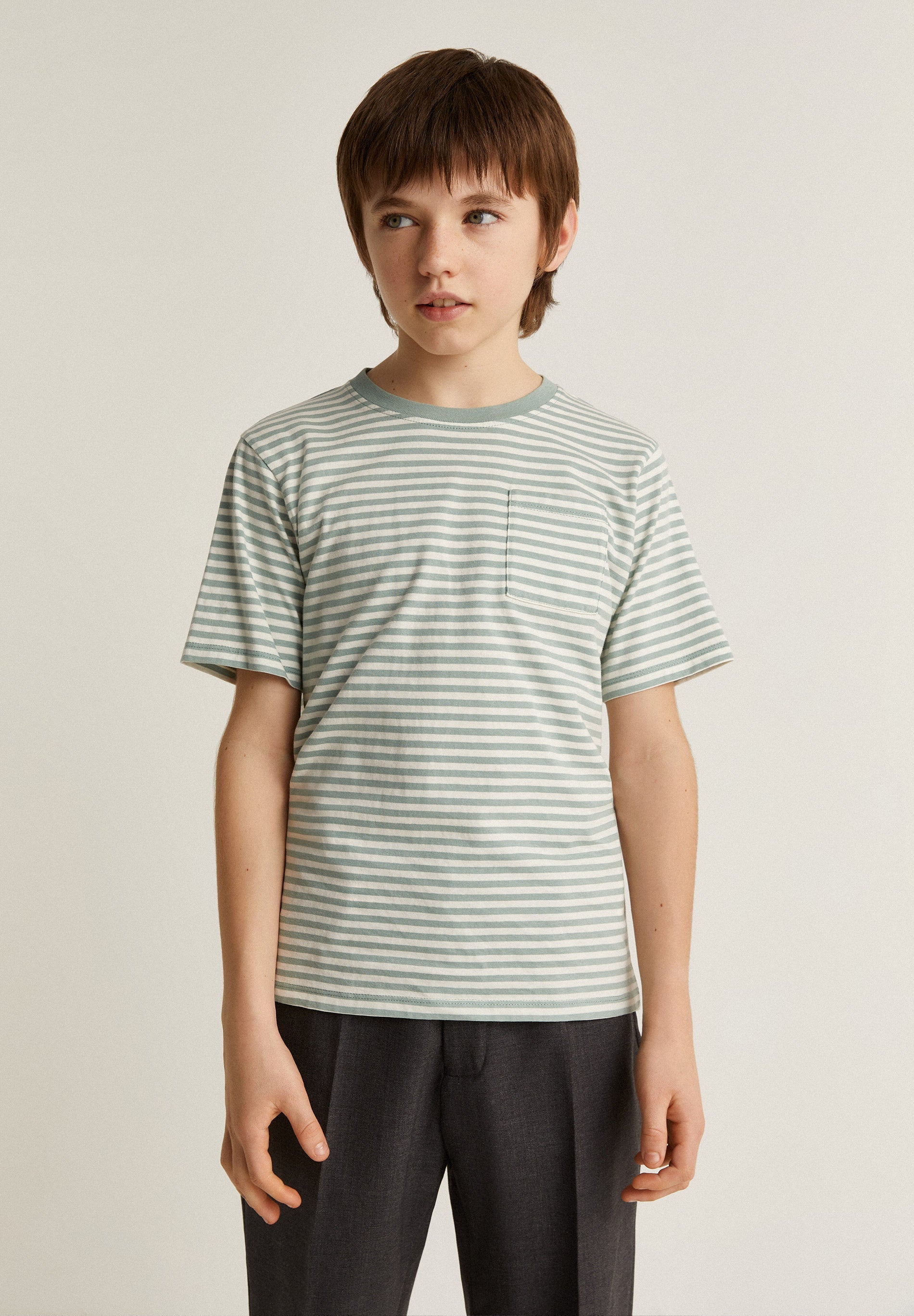 T-SHIRT DE RISCAS COM BOLSO