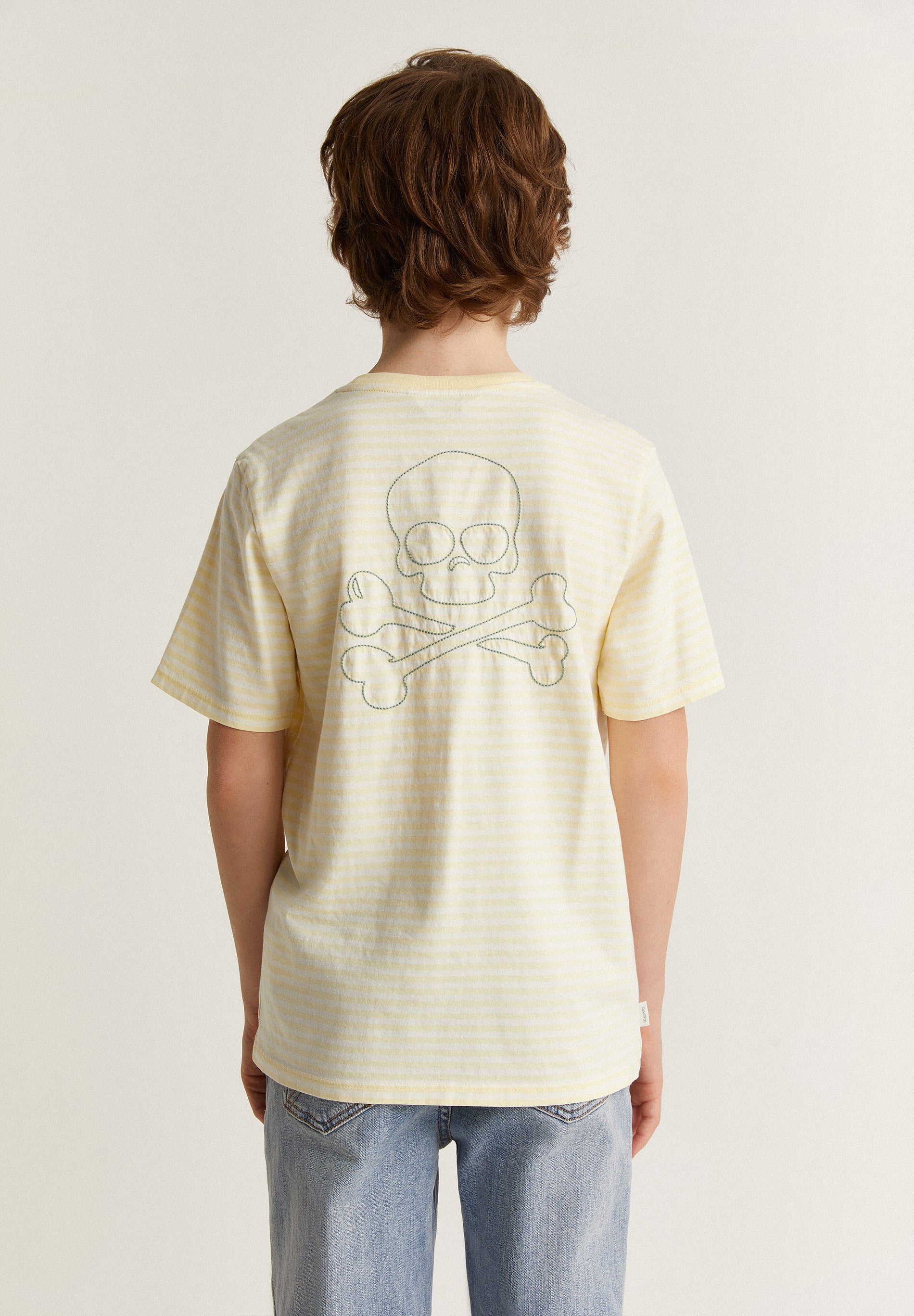 T-SHIRT DE RISCAS COM BOLSO