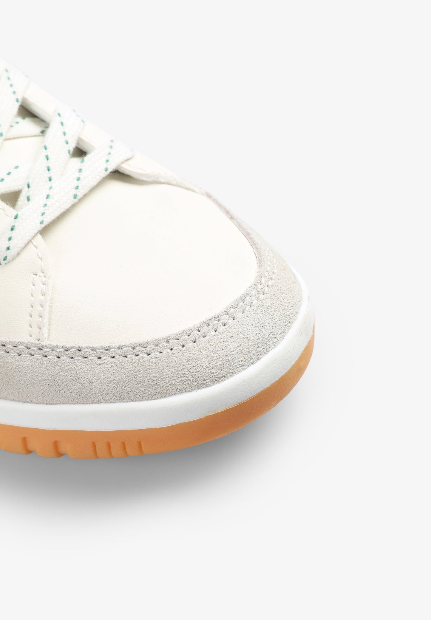 SAPATILHAS COM SKULL A CONTRASTAR