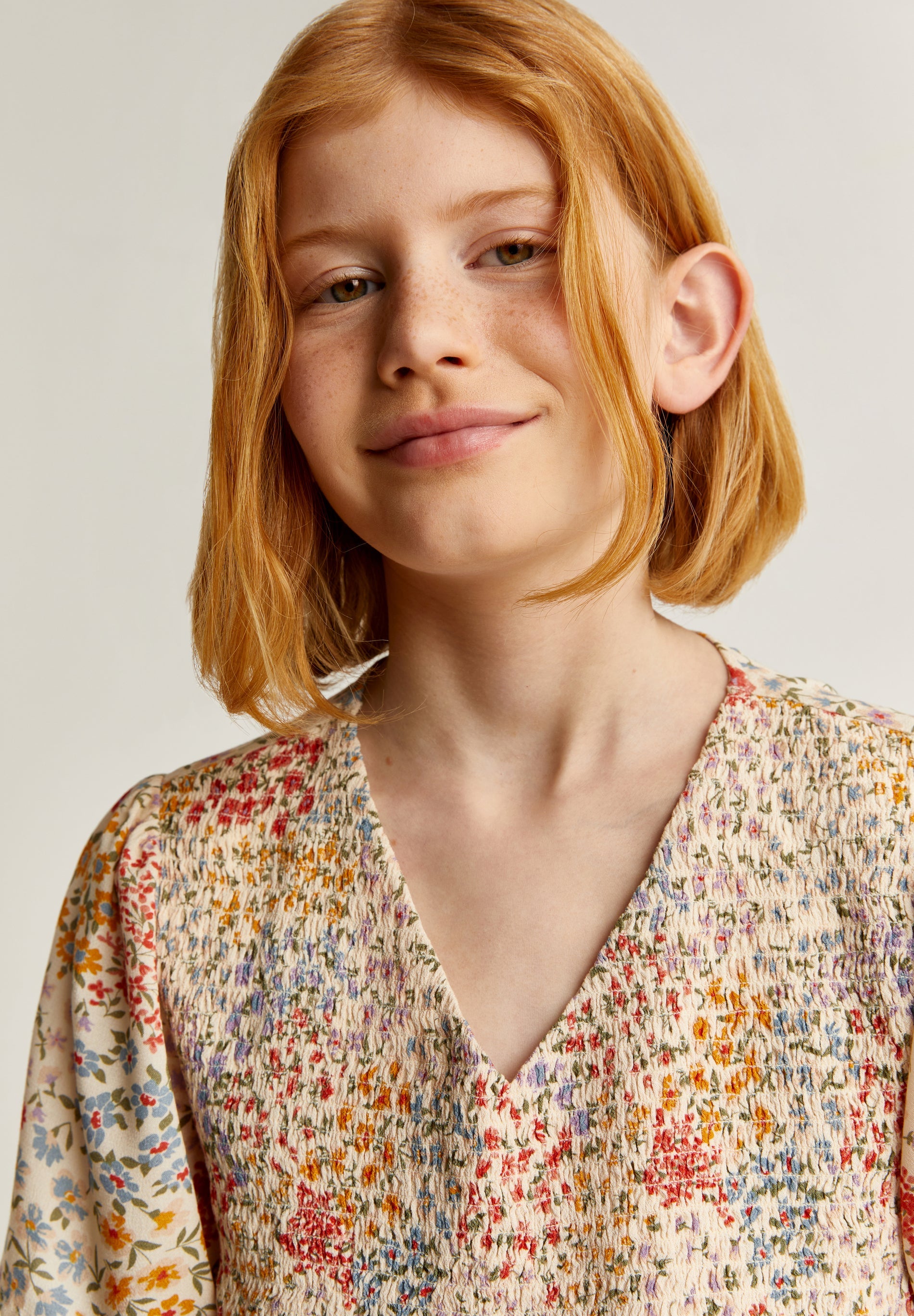 BLUSA FLORAL COM NINHO DE ABELHA