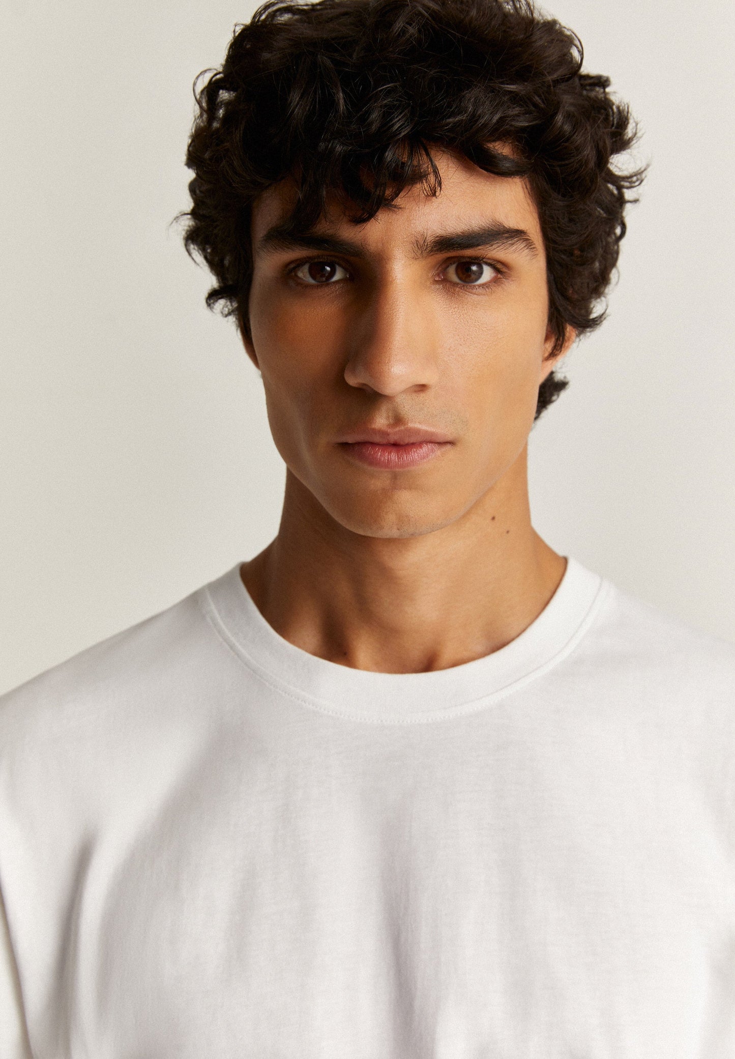 T-SHIRT DE DECOTE PRONUNCIADO