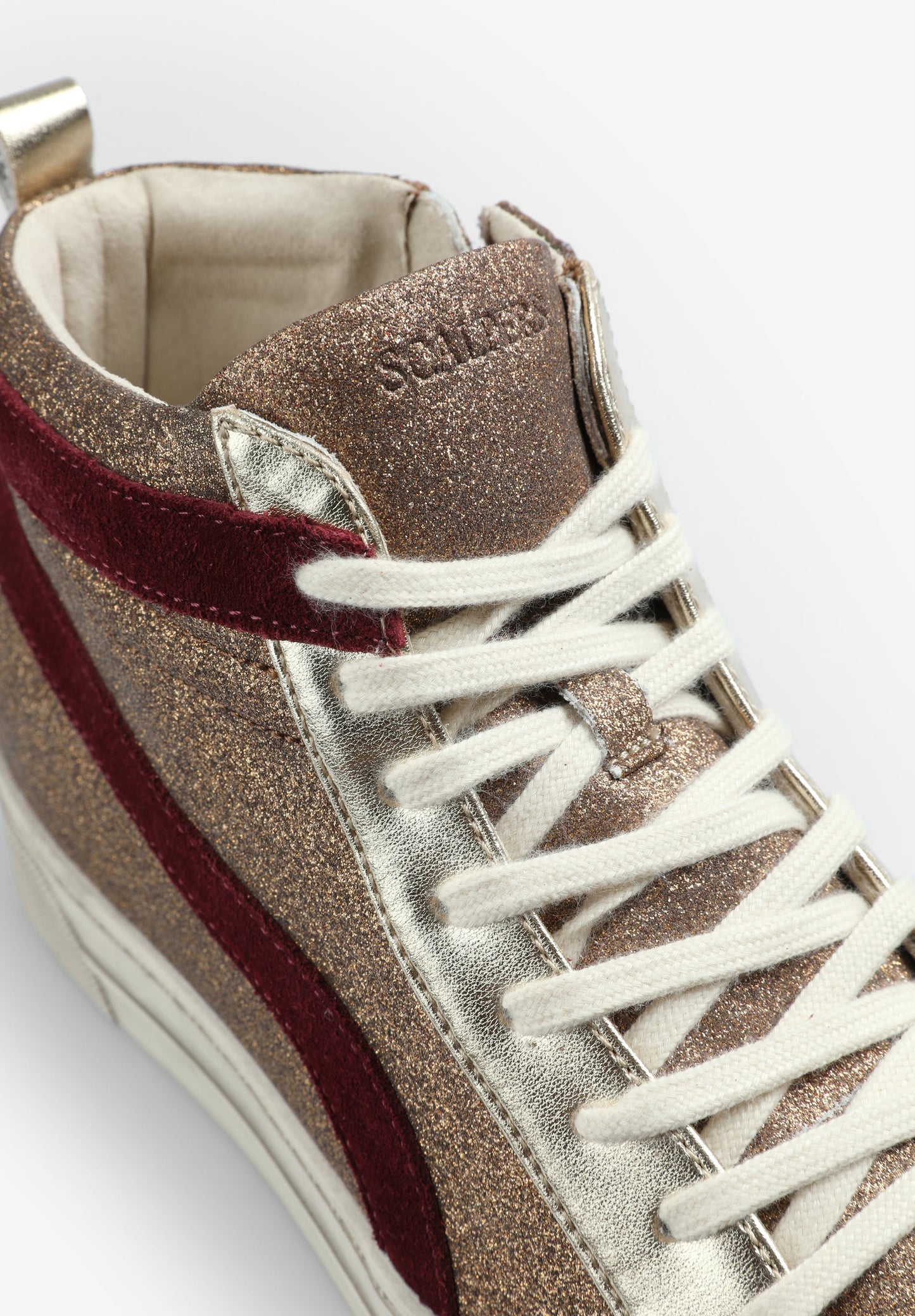 SNEAKERS BOTAS ALTAS TACHUELAS - Scalpers