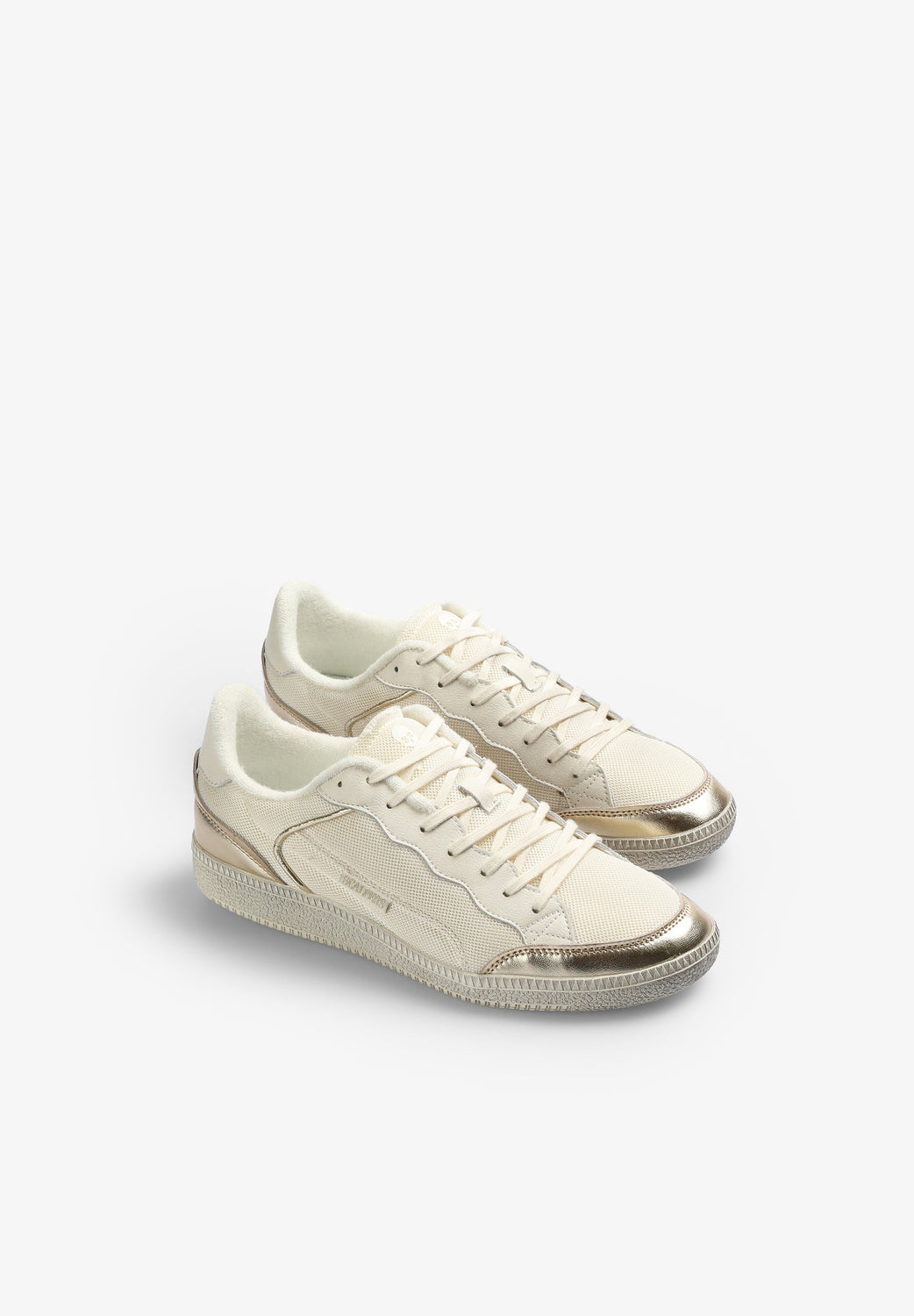SNEAKERS ETIQUETA LOGO DETALLES METALIZADOS - Scalpers