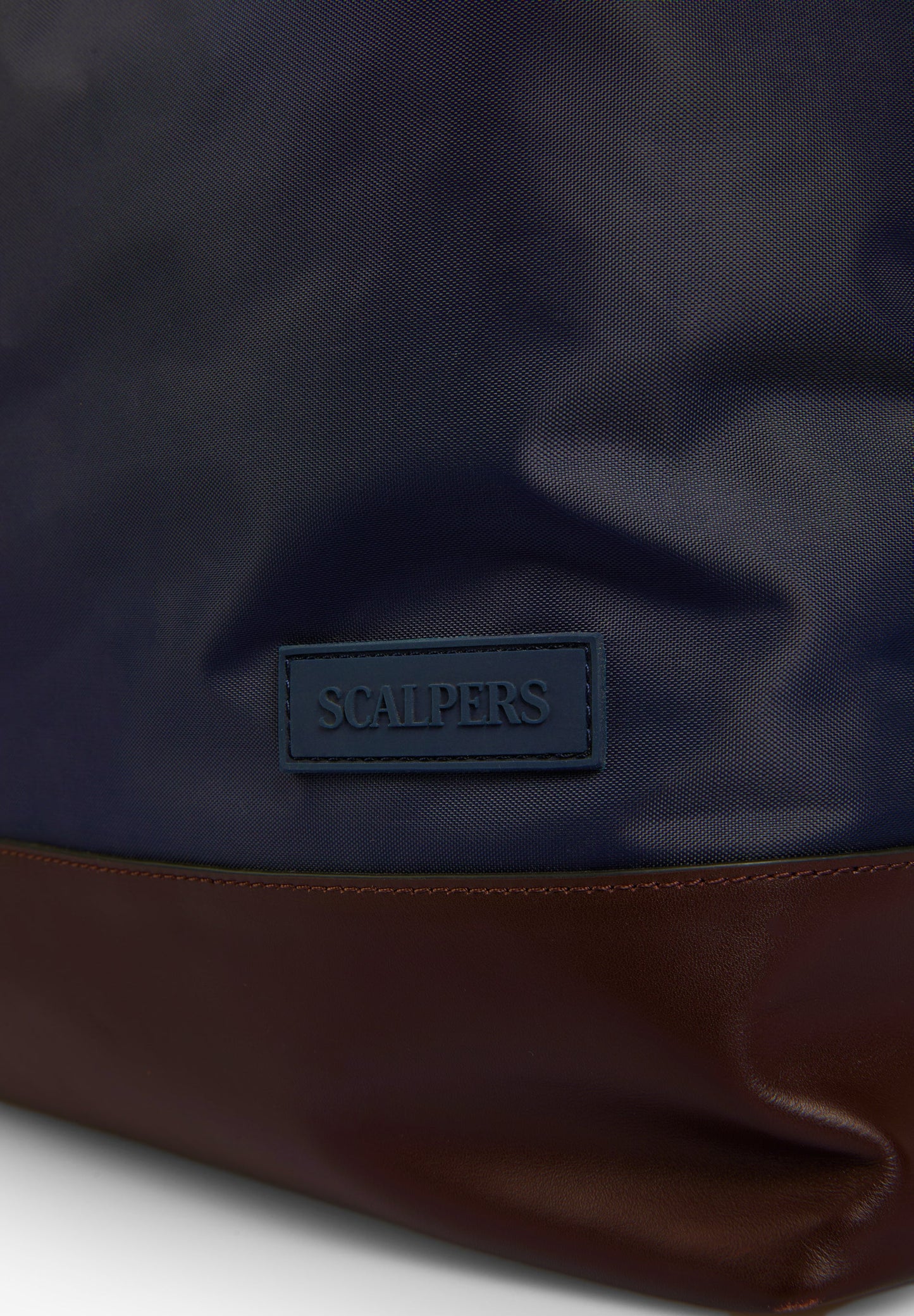 BOLSA DE VIAGEM COM PORMENOR EM PELE