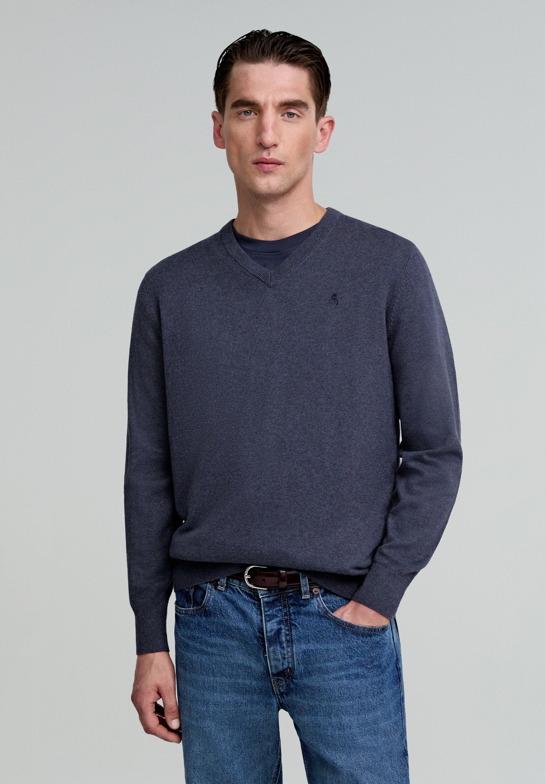 SWEATER DE DECOTE EM V COM SKULL