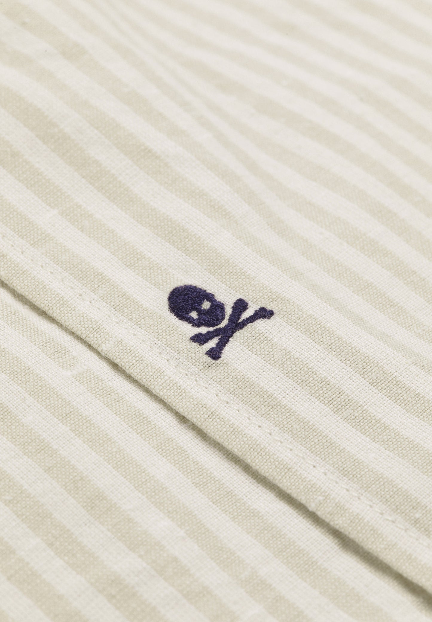 CAMISA DE RISCAS COM SKULL PLACKET