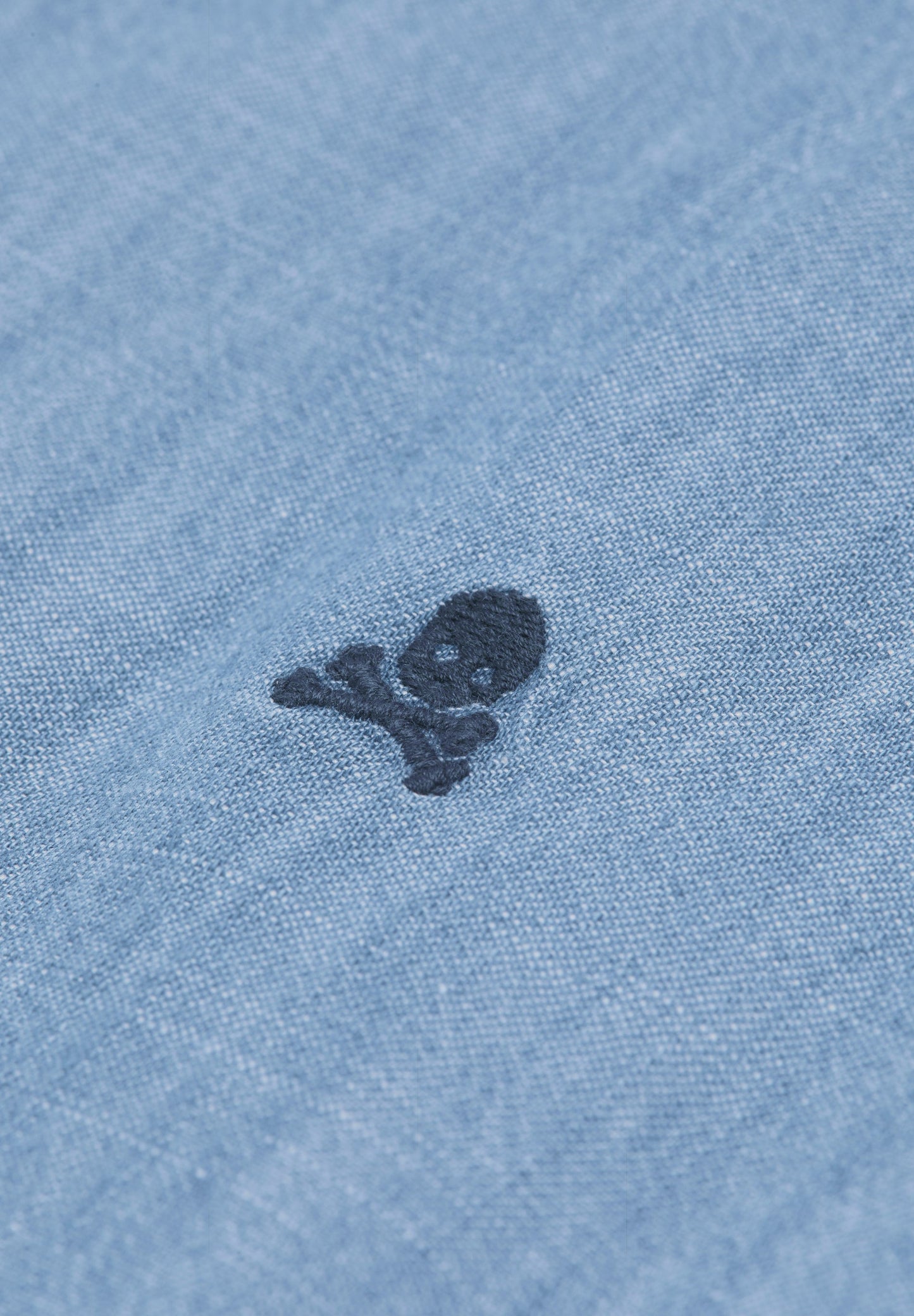 CAMISA DENIM COM SKULL E DECOTE DE BOTÕES