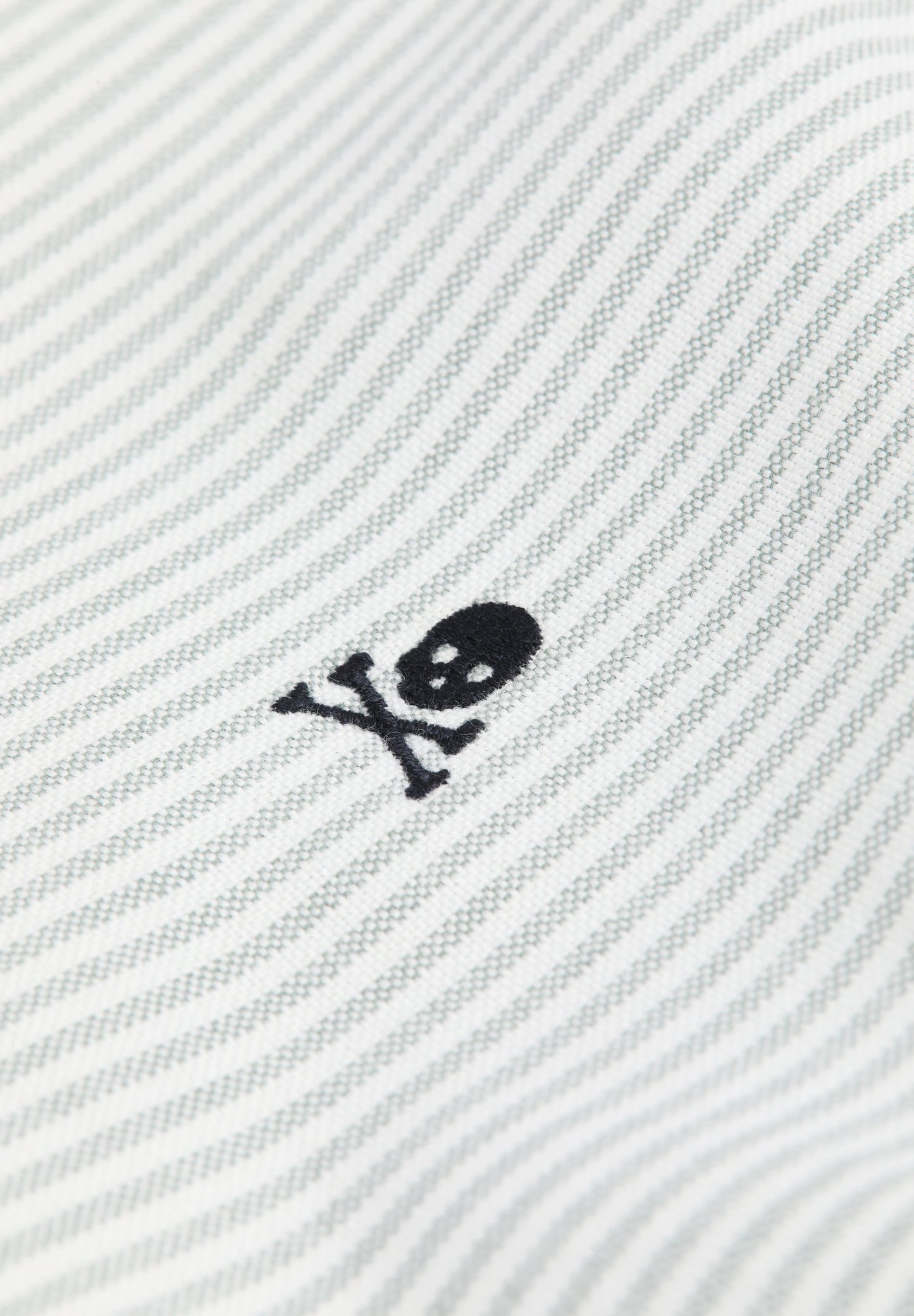 CAMISA COM SKULL DECOTE DE BOTÕES