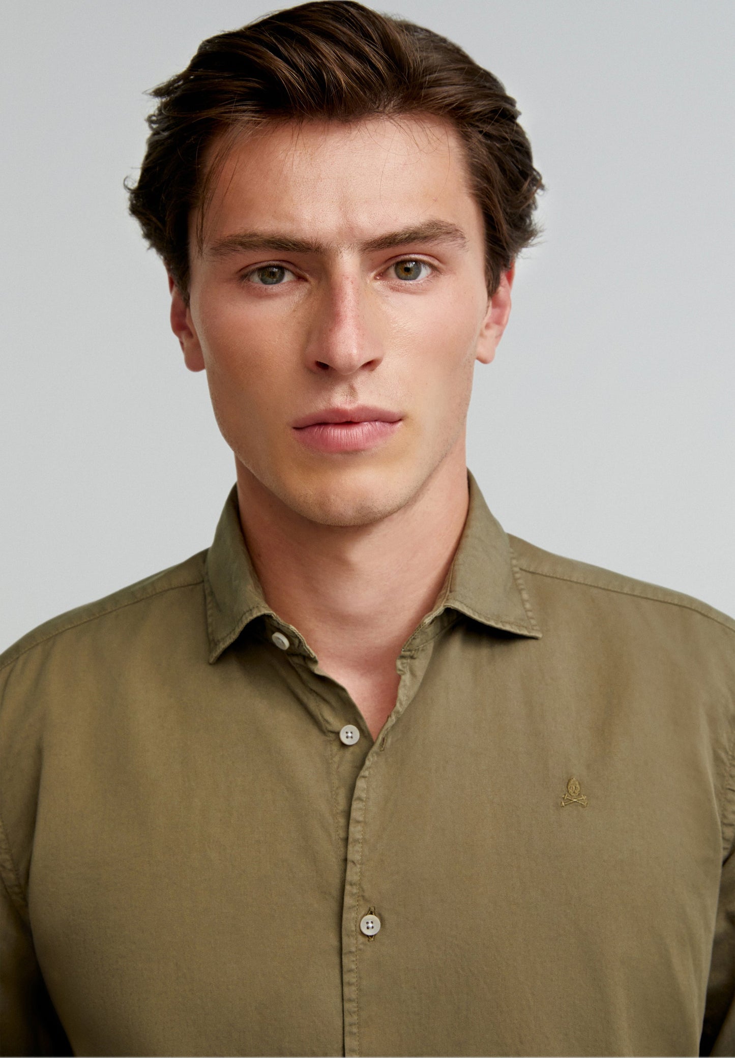 CAMISA COM LOGÓTIPO BORDADO NO TOM