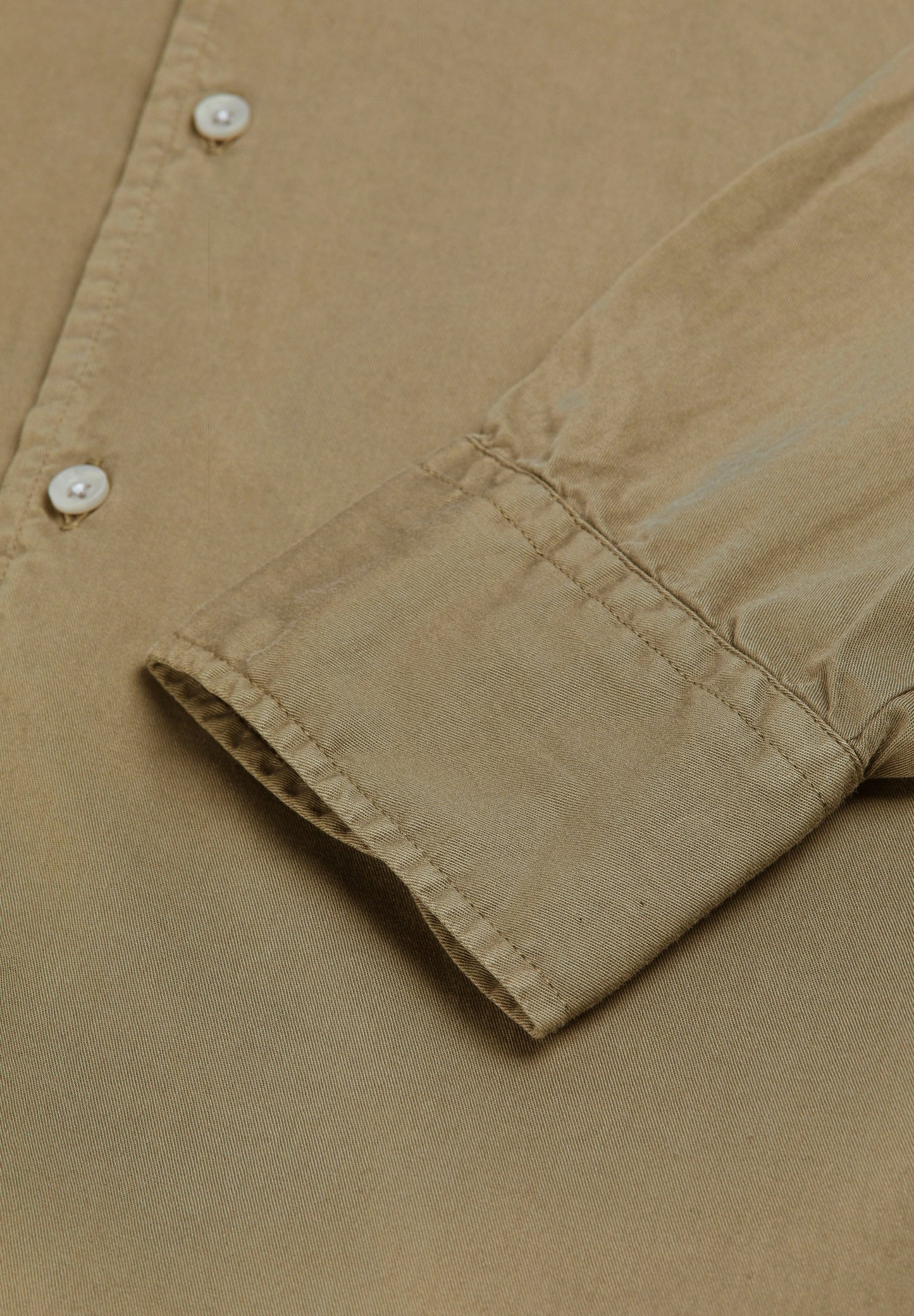 CAMISA COM LOGÓTIPO BORDADO NO TOM