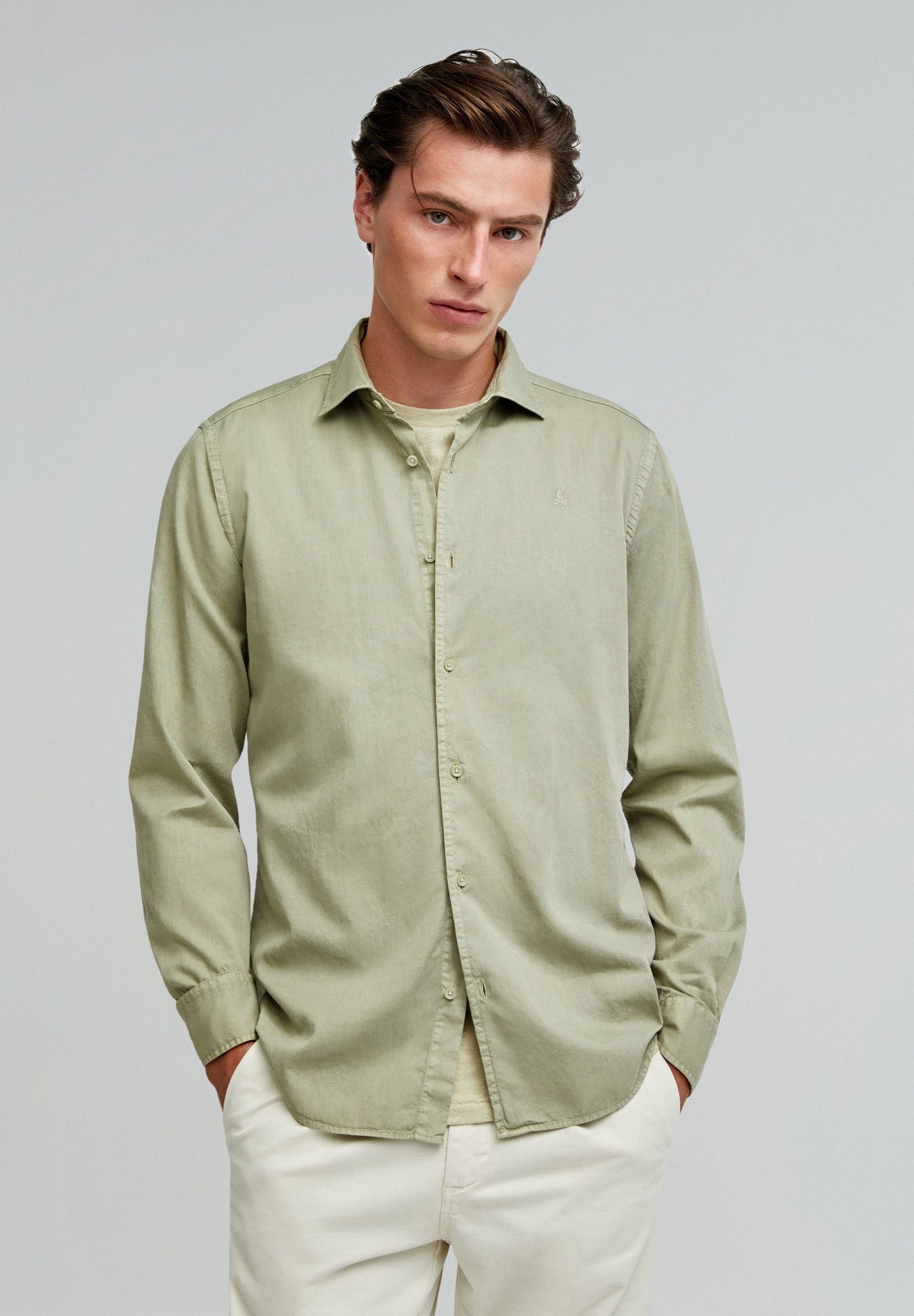 CAMISA COM LOGÓTIPO BORDADO NO TOM