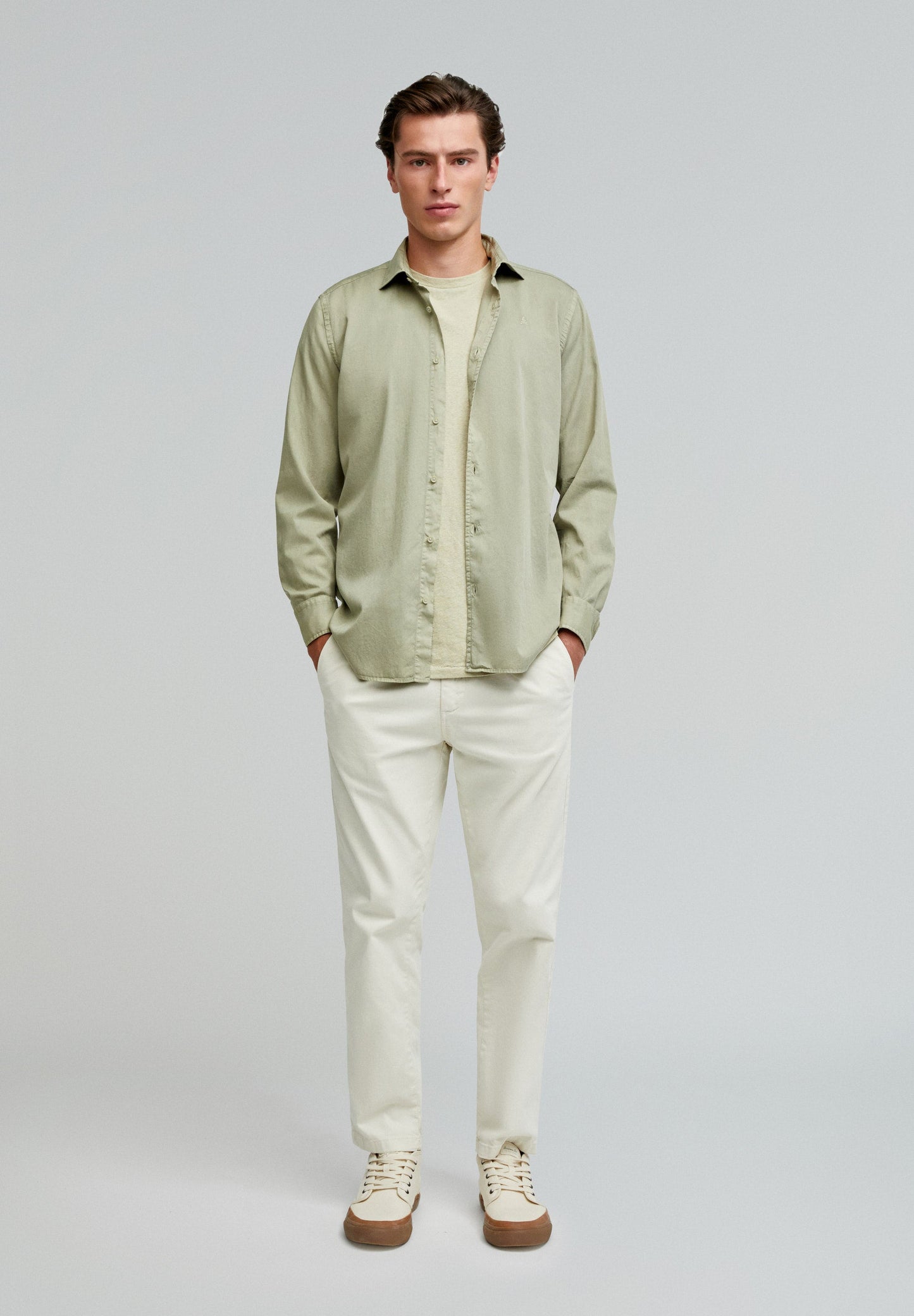CAMISA COM LOGÓTIPO BORDADO NO TOM