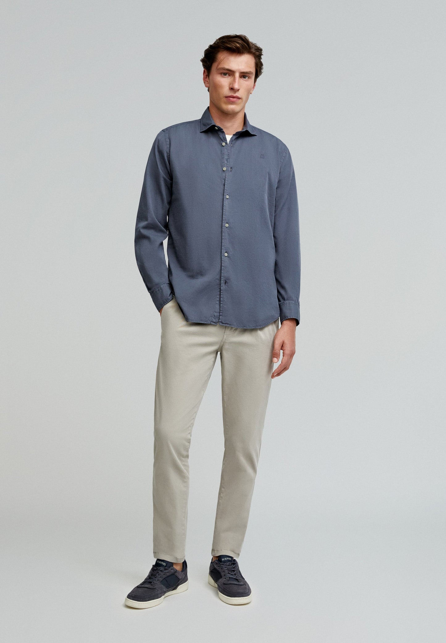 CAMISA COM LOGÓTIPO BORDADO NO TOM