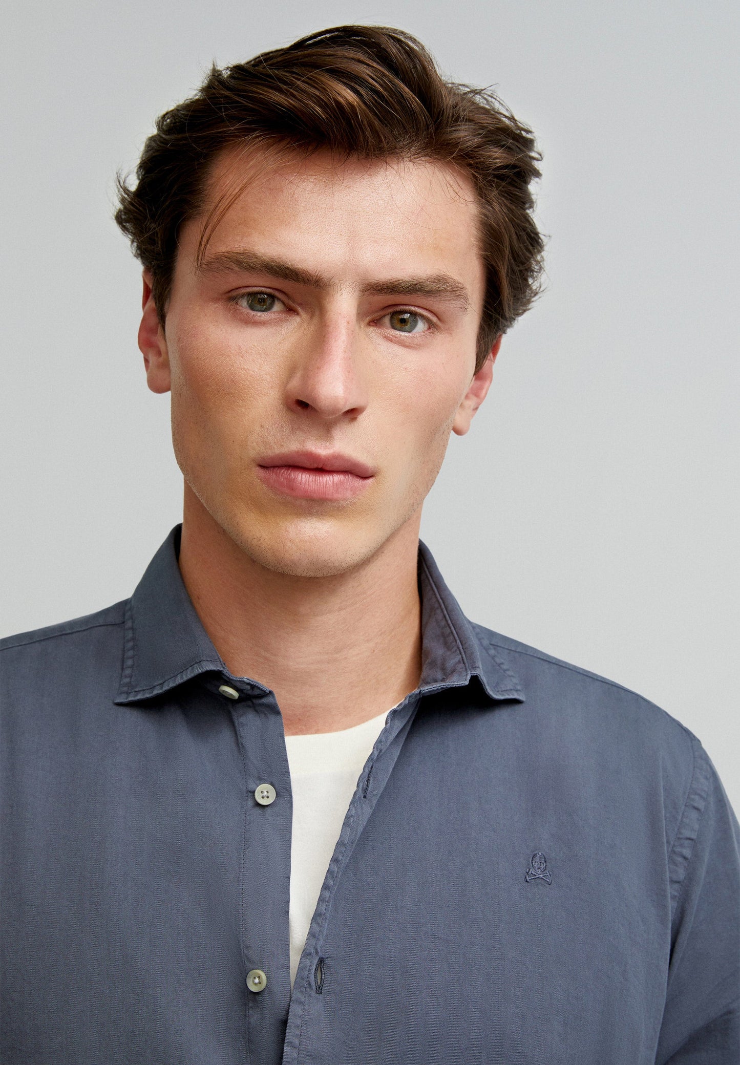 CAMISA COM LOGÓTIPO BORDADO NO TOM