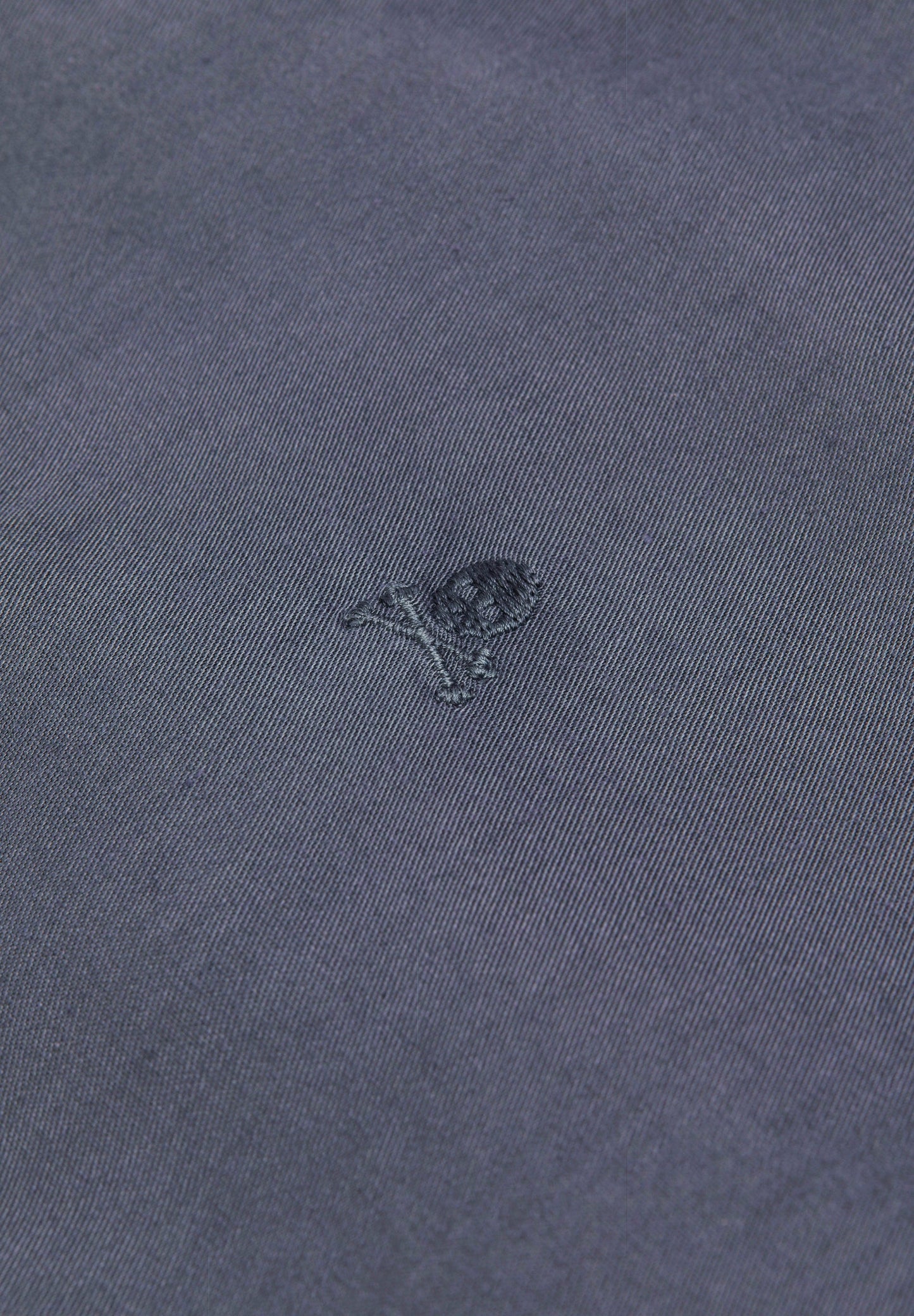 CAMISA COM LOGÓTIPO BORDADO NO TOM