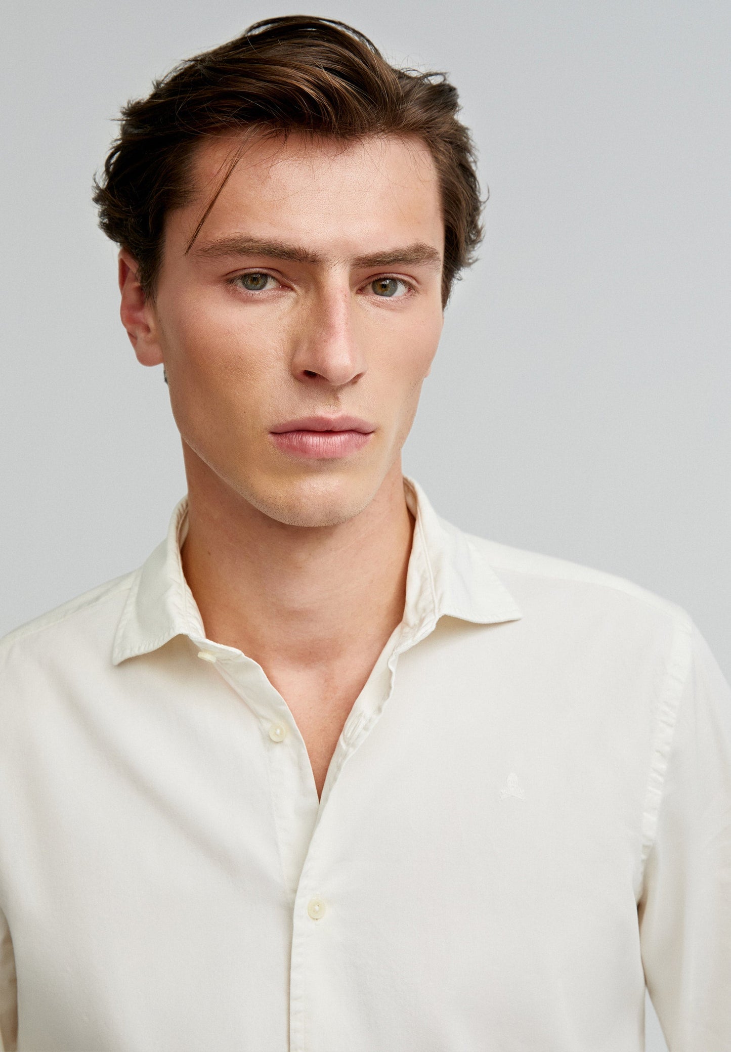 CAMISA COM LOGÓTIPO BORDADO NO TOM