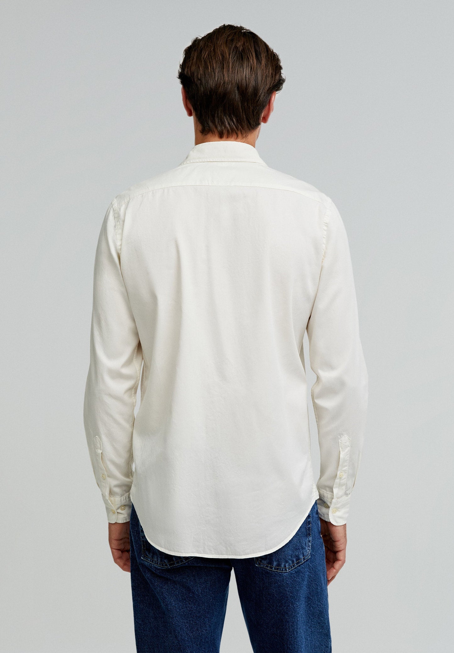 CAMISA COM LOGÓTIPO BORDADO NO TOM