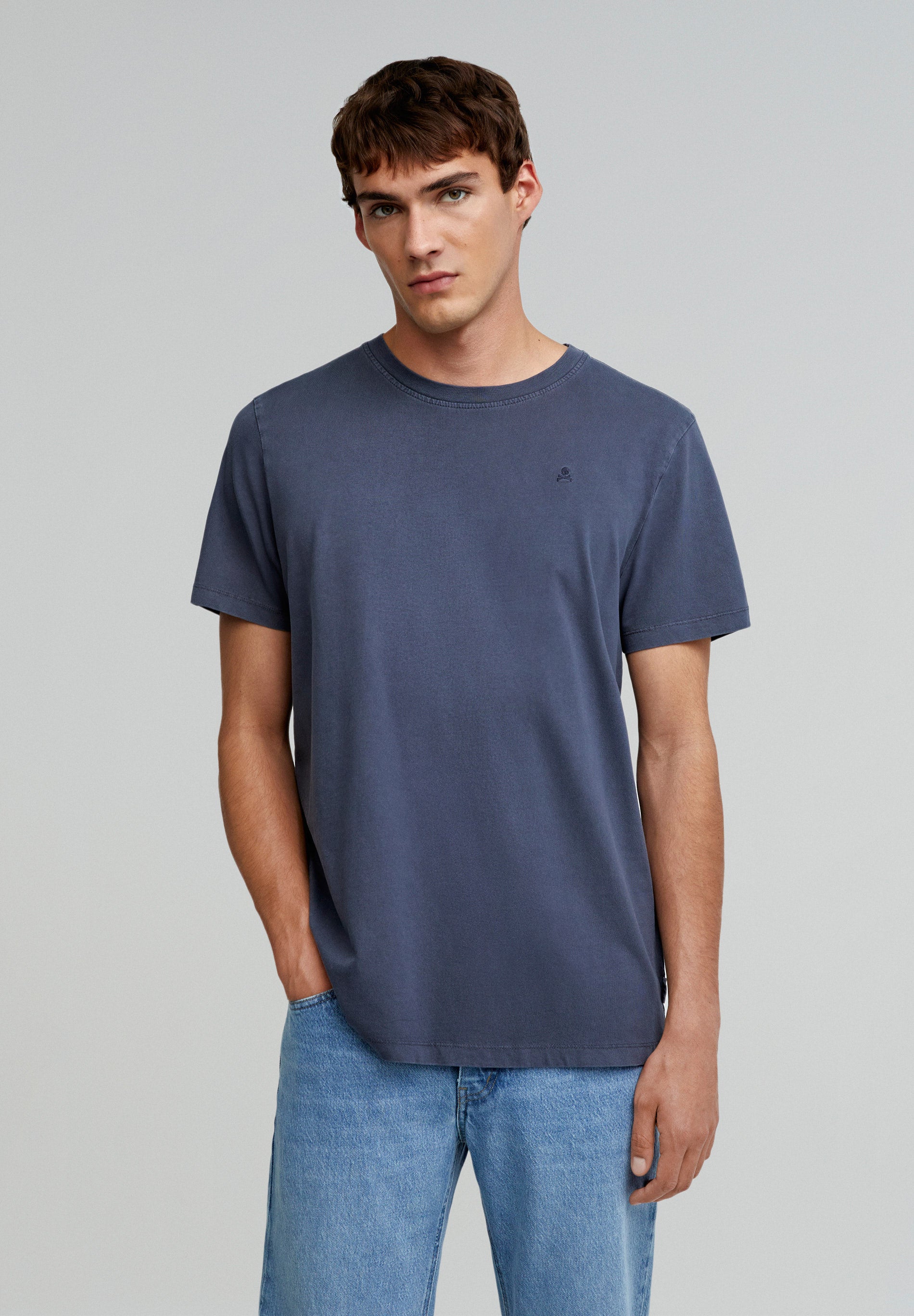 T-SHIRT COM SKULL BORDADA NO TOM