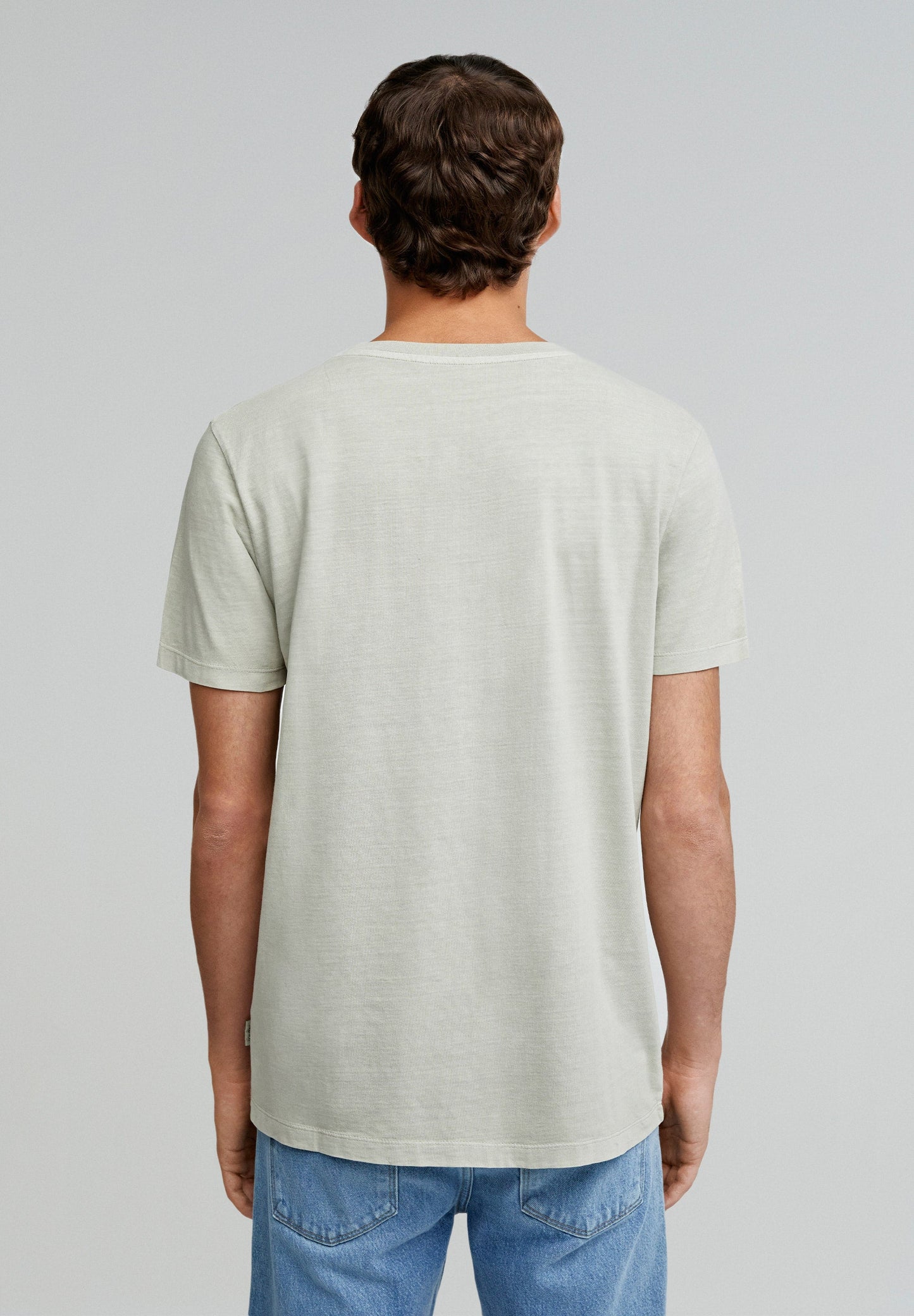 T-SHIRT COM SKULL BORDADA NO TOM
