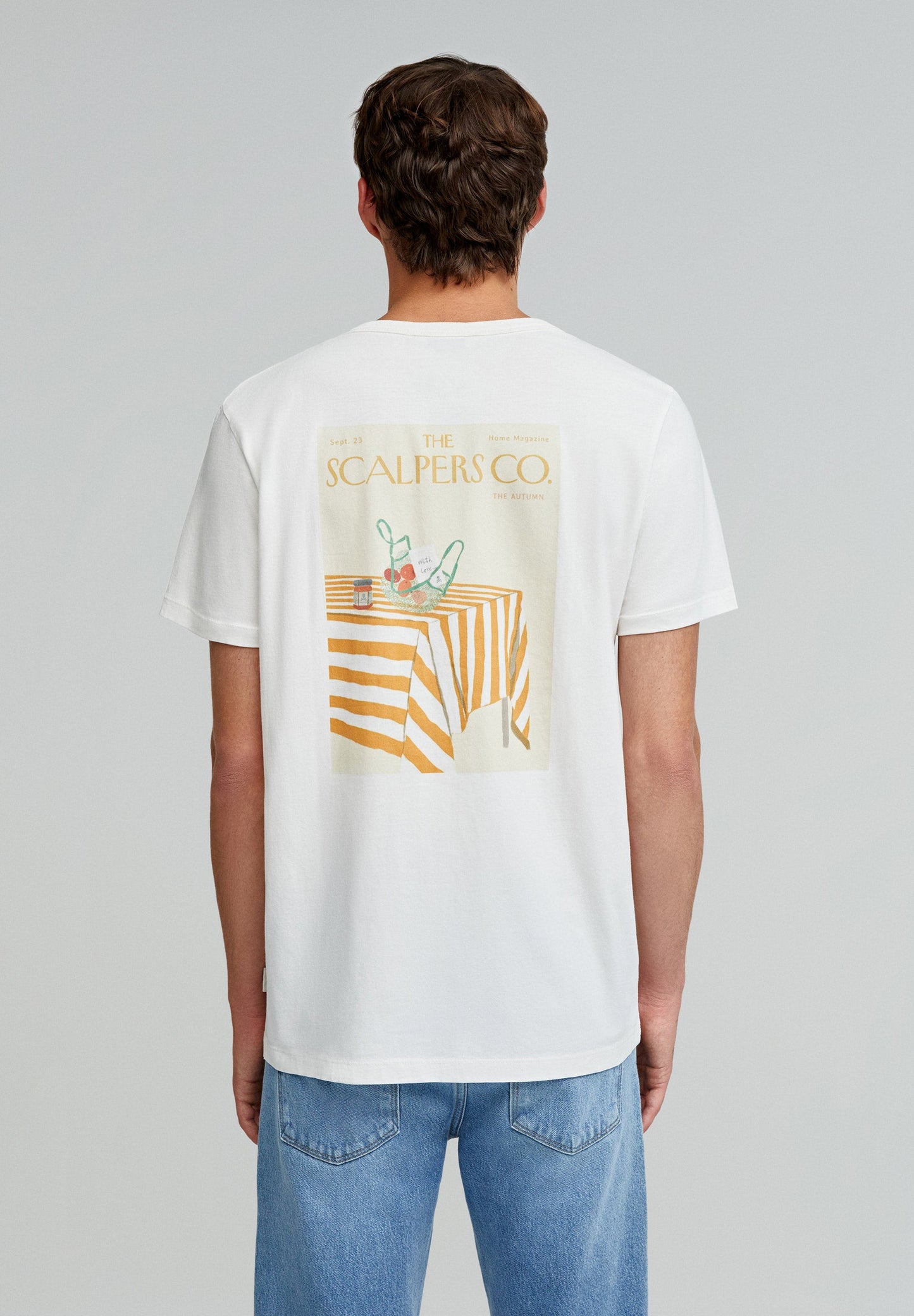 T-SHIRT COM ILUSTRAÇÃO ATRÁS