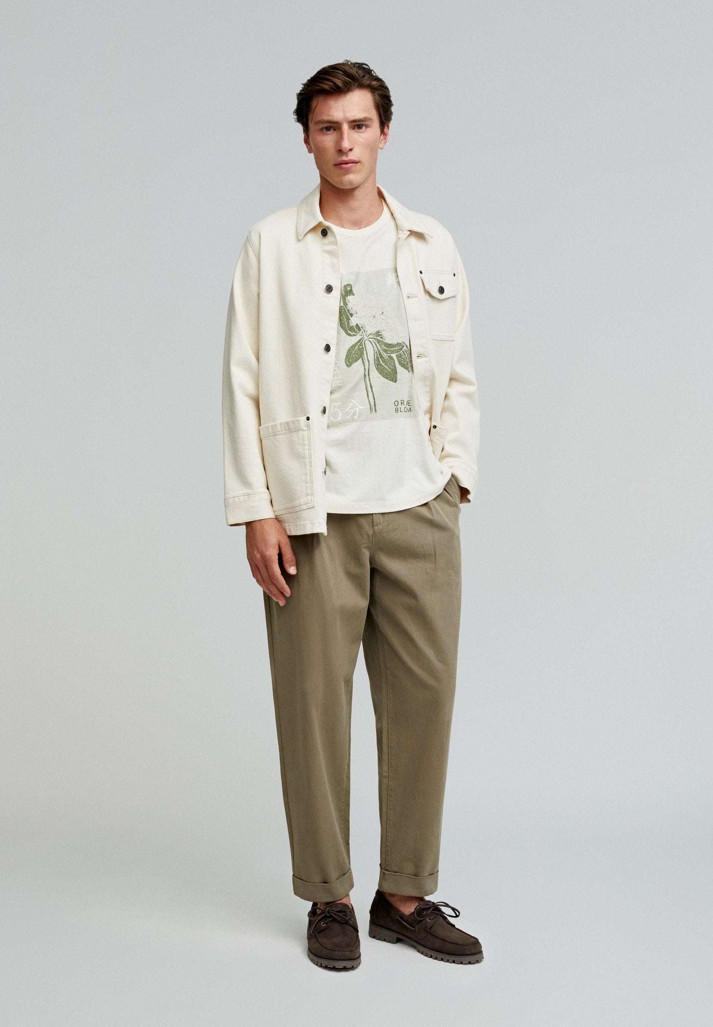 T-SHIRT COM PADRÃO DE GRÁFICO