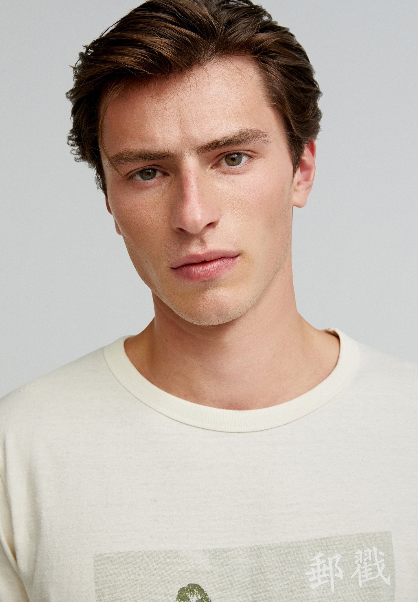 T-SHIRT COM PADRÃO DE GRÁFICO