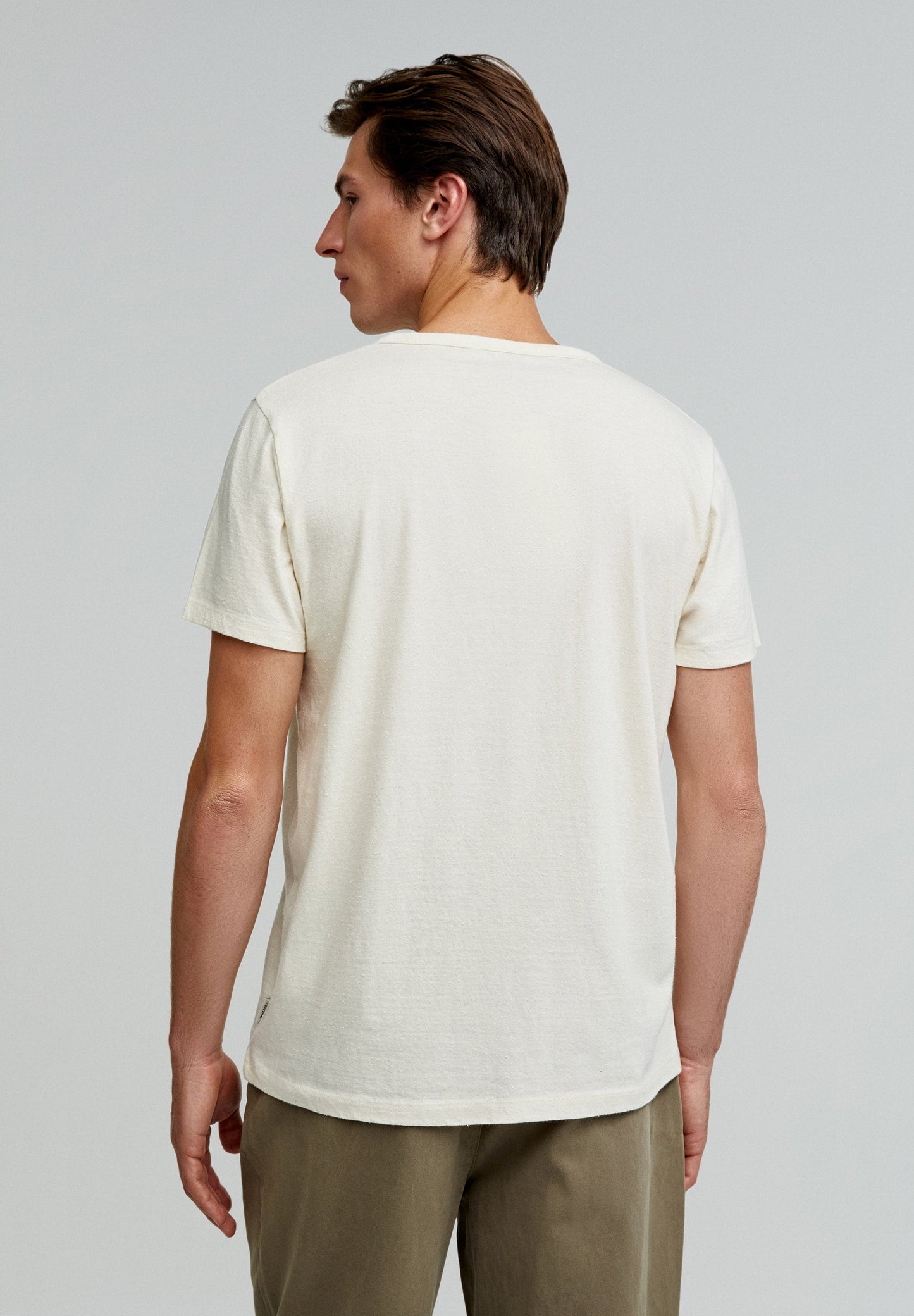 T-SHIRT COM PADRÃO DE GRÁFICO