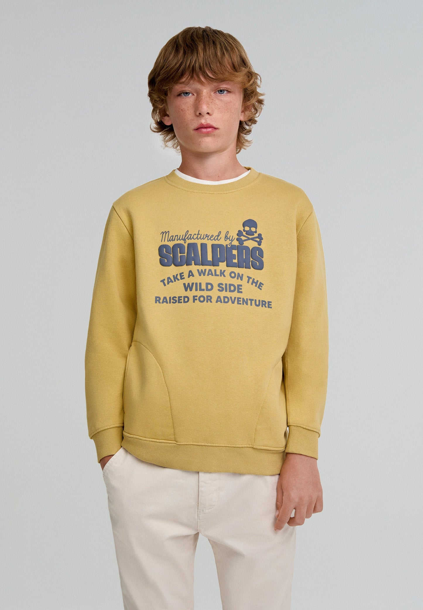 SWEATSHIRT COM BOLSOS E LOGÓTIPO EM RELEVO