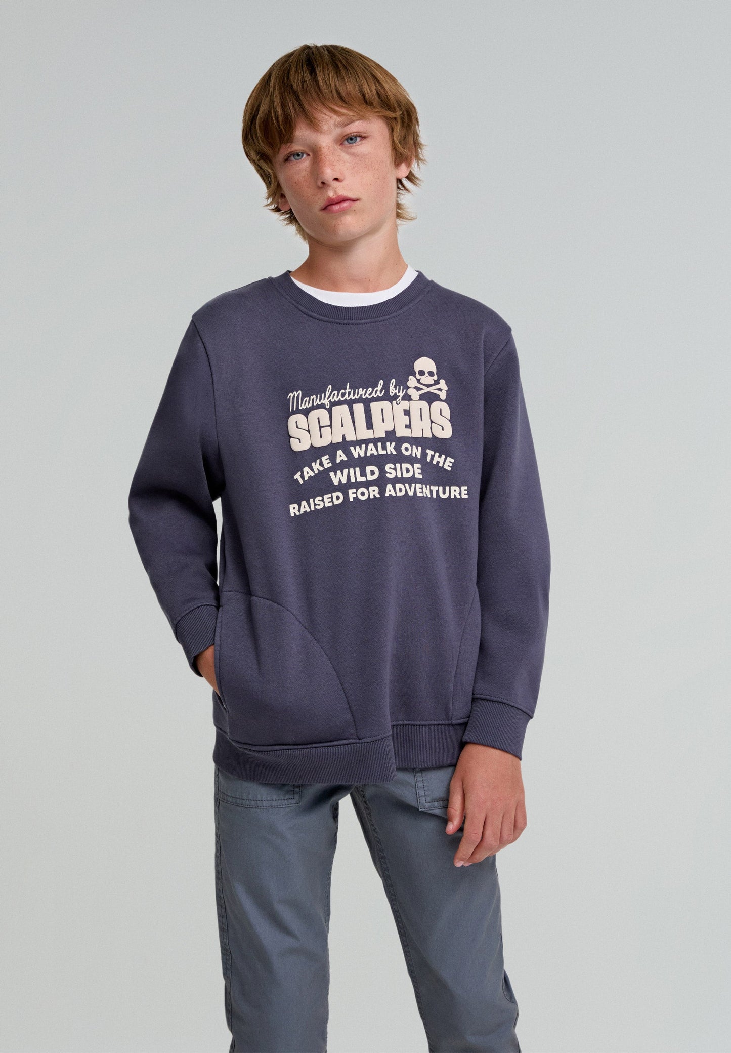 SWEATSHIRT COM BOLSOS E LOGÓTIPO EM RELEVO