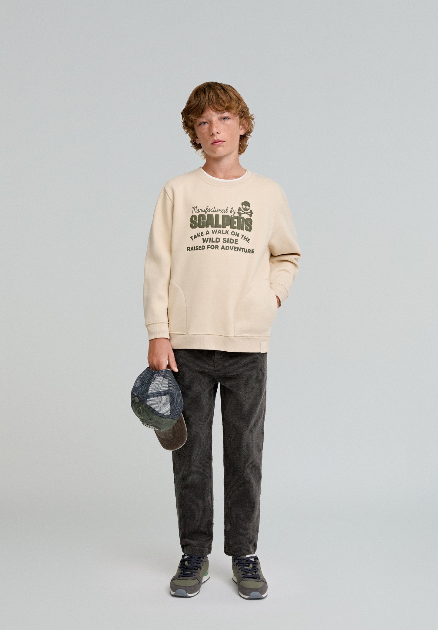 SWEATSHIRT COM BOLSOS E LOGÓTIPO EM RELEVO