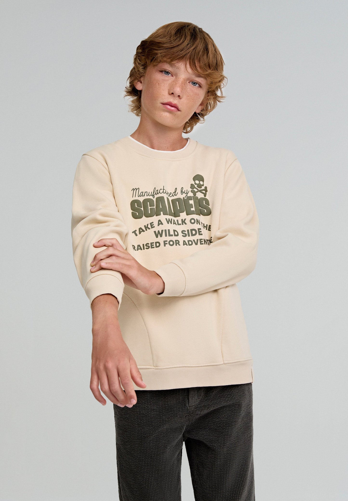 SWEATSHIRT COM BOLSOS E LOGÓTIPO EM RELEVO