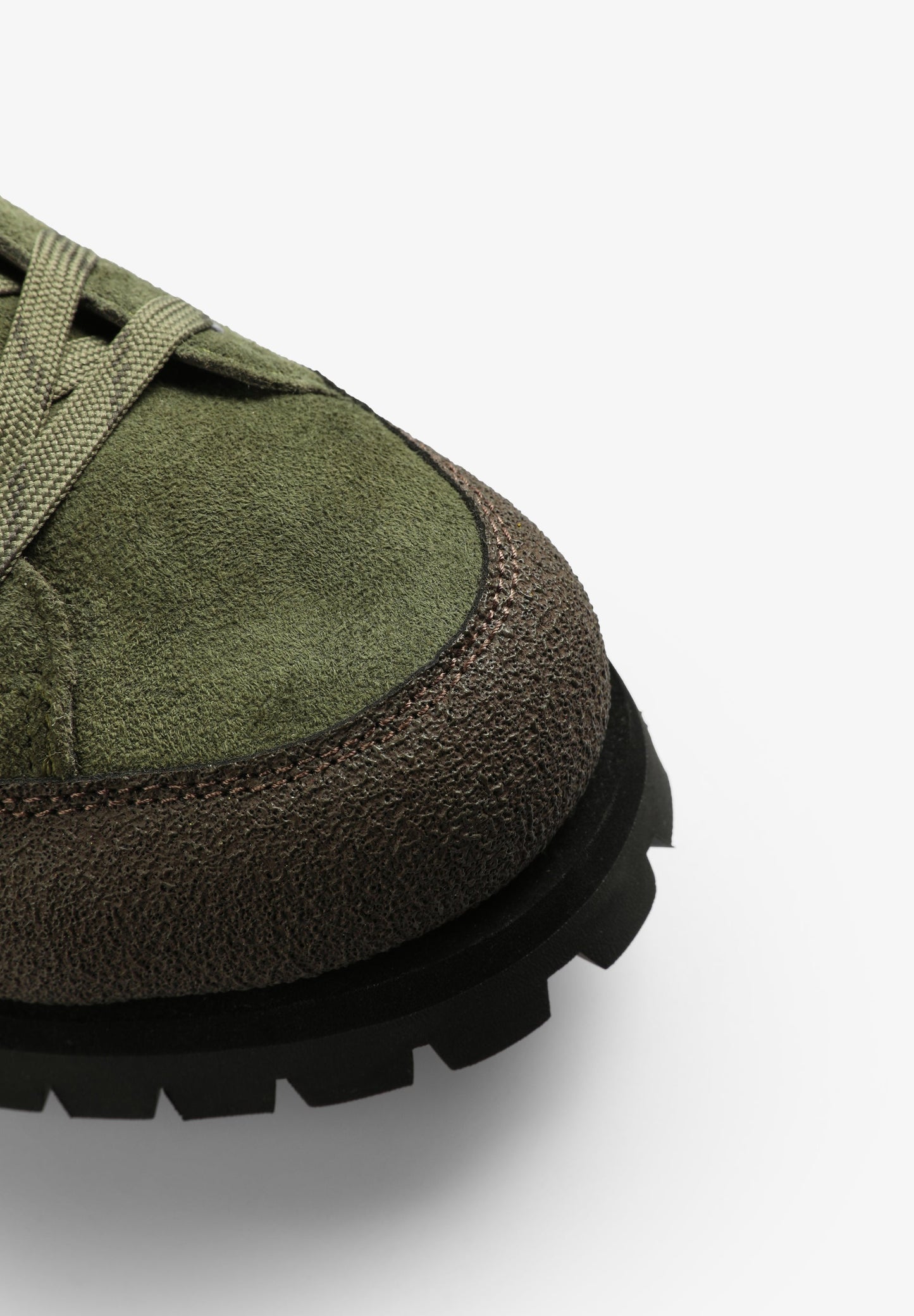 SAPATOS DE CAMURÇA COM SOLA DENTADA