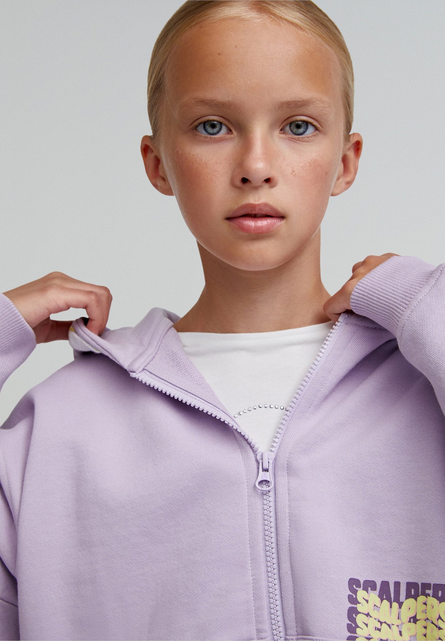 SWEATSHIRT COM CAPUZ E PADRÃO