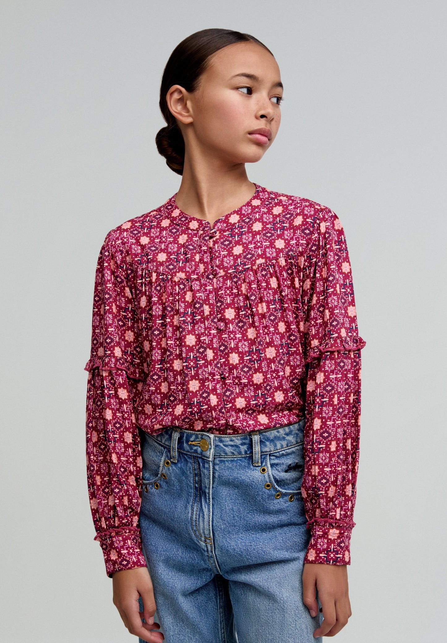 BLUSA COM PADRÃO E FOLHO NA MANGA