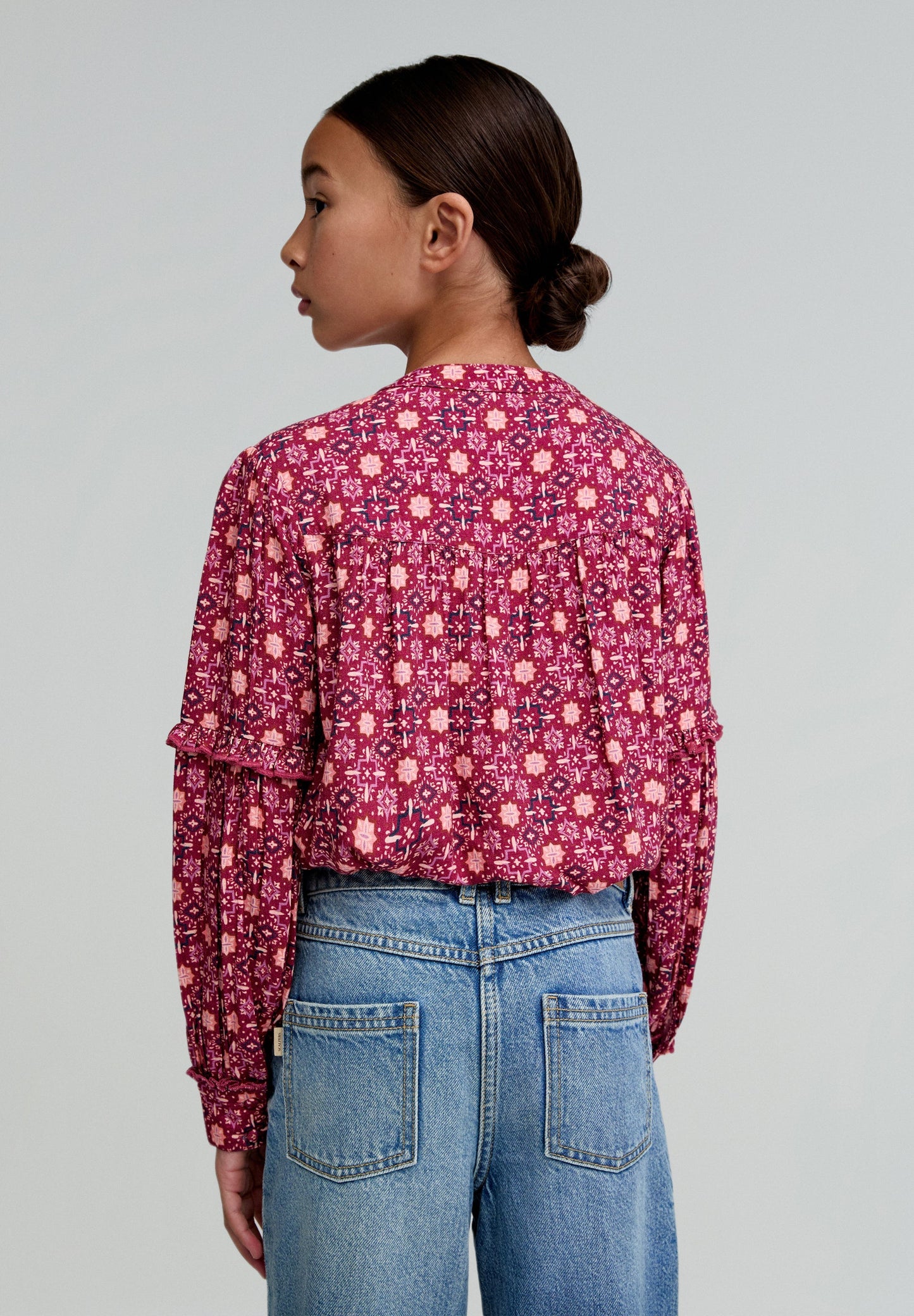 BLUSA COM PADRÃO E FOLHO NA MANGA