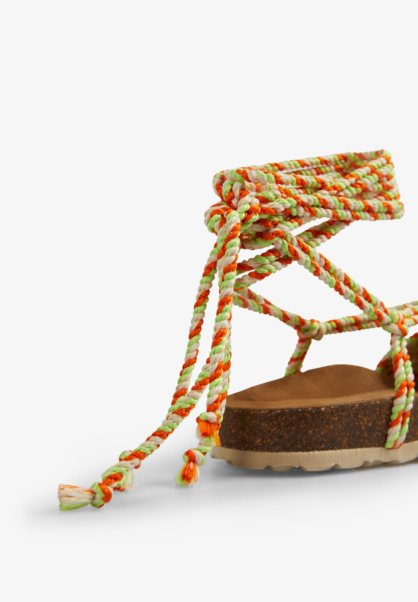 SANDÁLIAS RASAS COM PORMENOR DE CORDAS