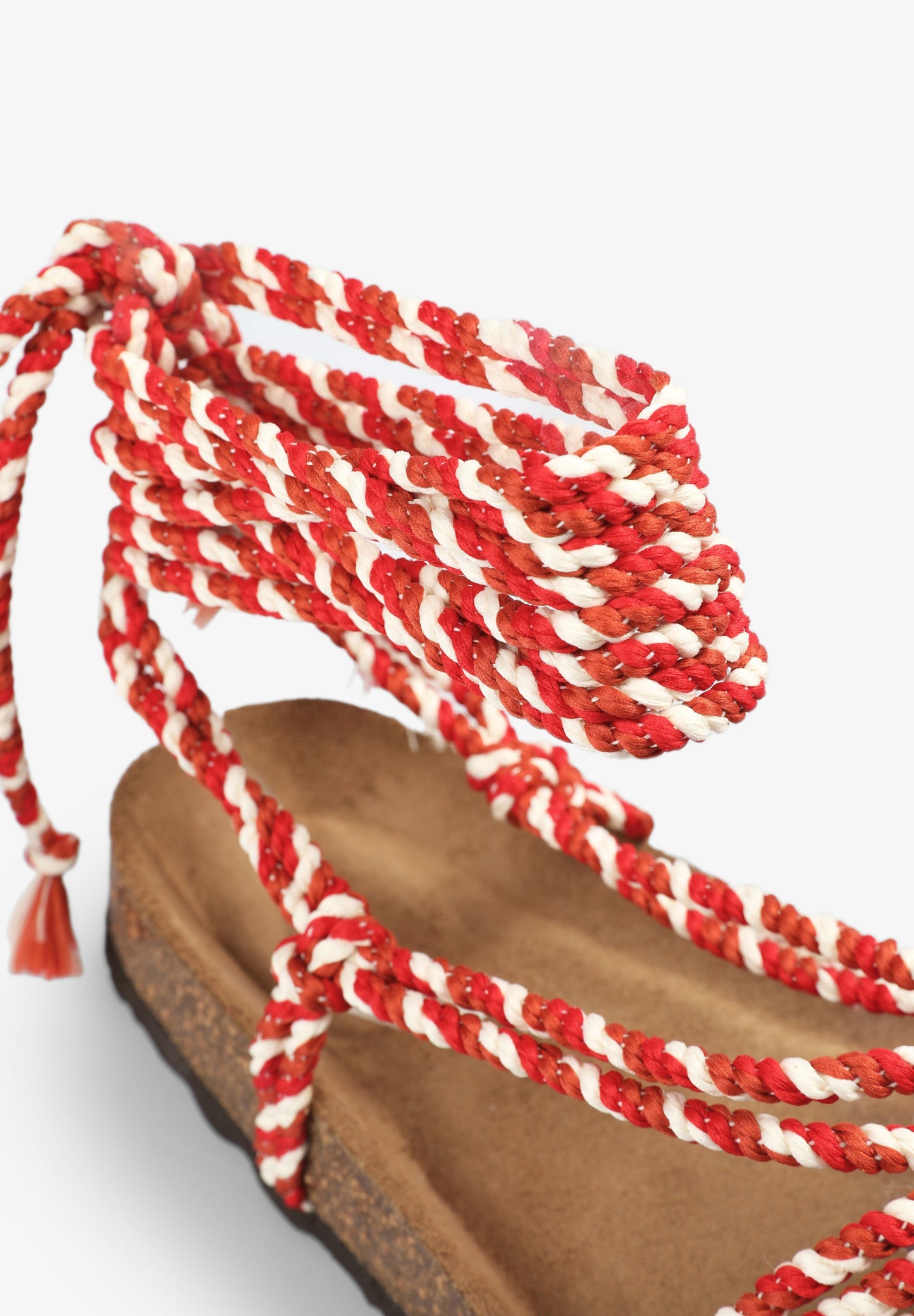 SANDÁLIAS RASAS COM PORMENOR DE CORDAS