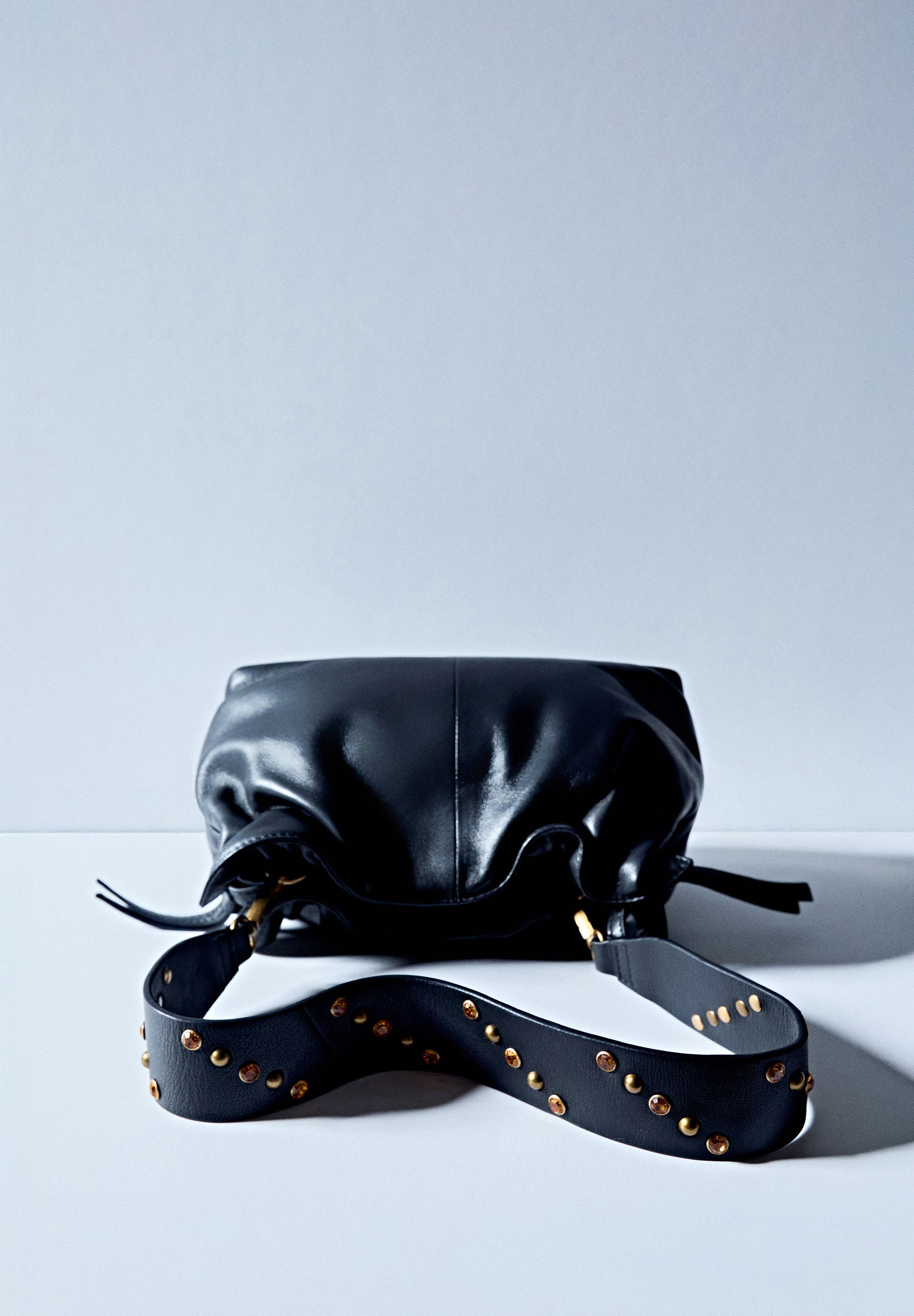 BOLSA MINI EM PELE COM TIRAS E FRANZIDO