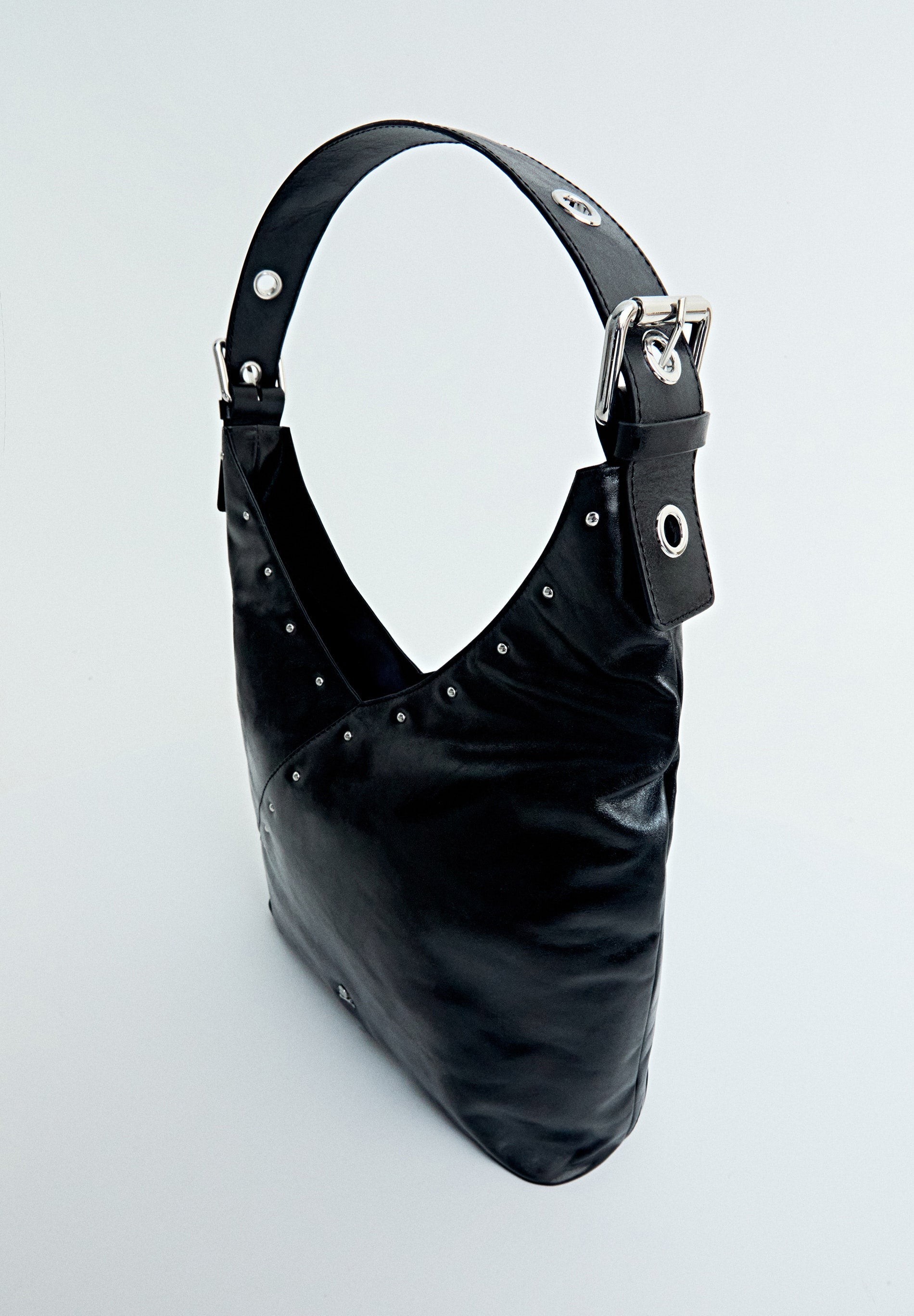 BOLSA HOBO EM PELE COM TACHAS